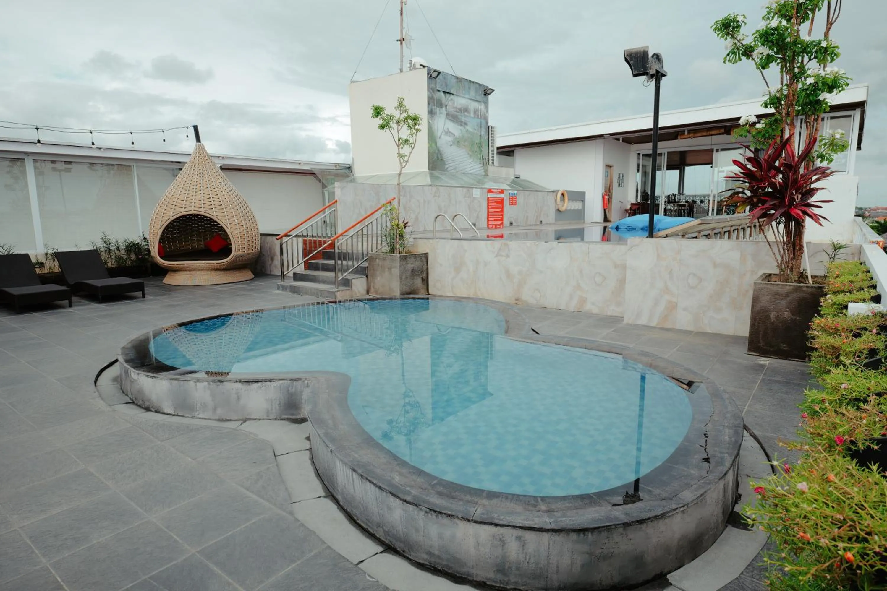 Swimming pool in Boss Legian Hotel Powered by Archipelago