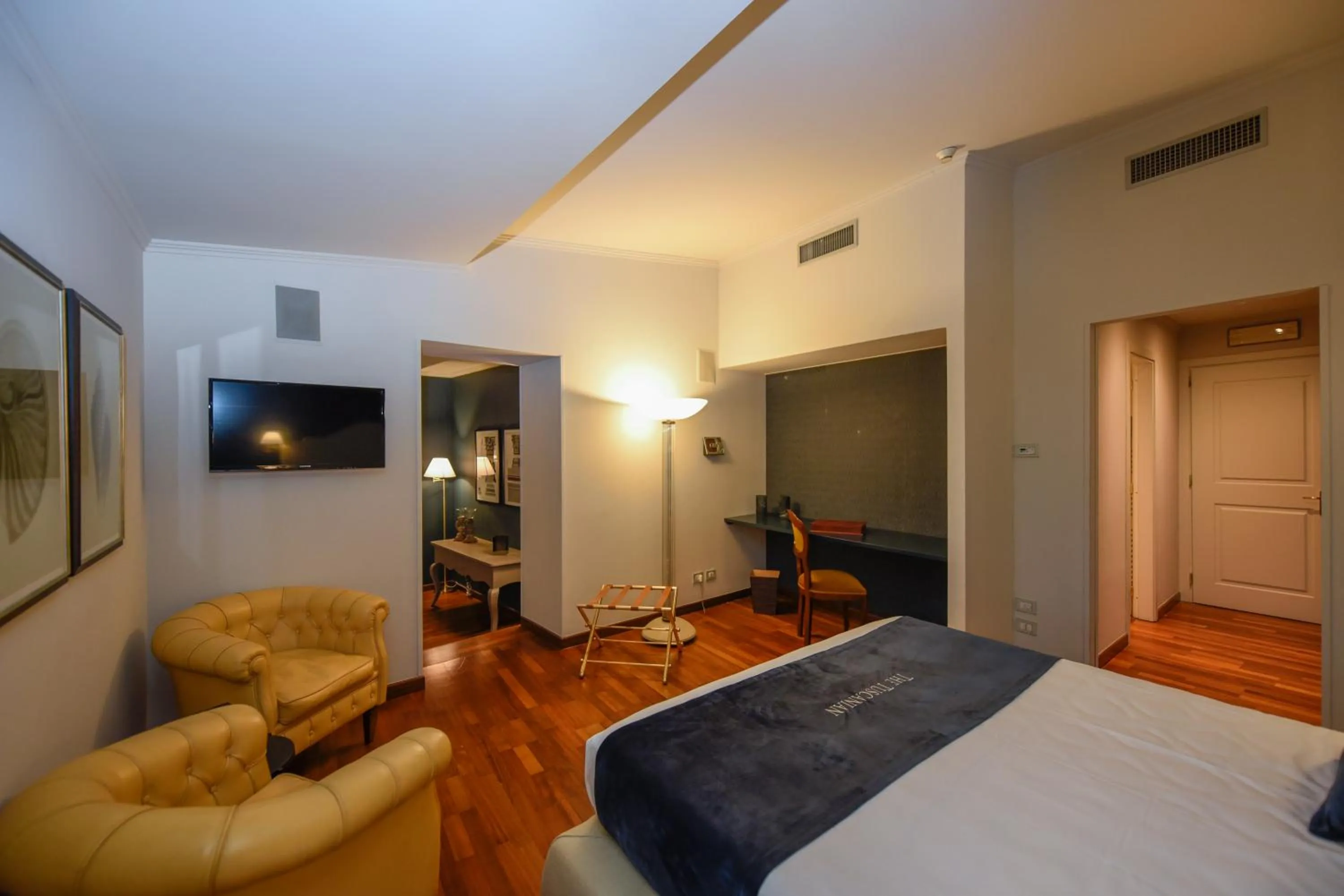 Photo of the whole room, Bed in The Tuscanian Hotel