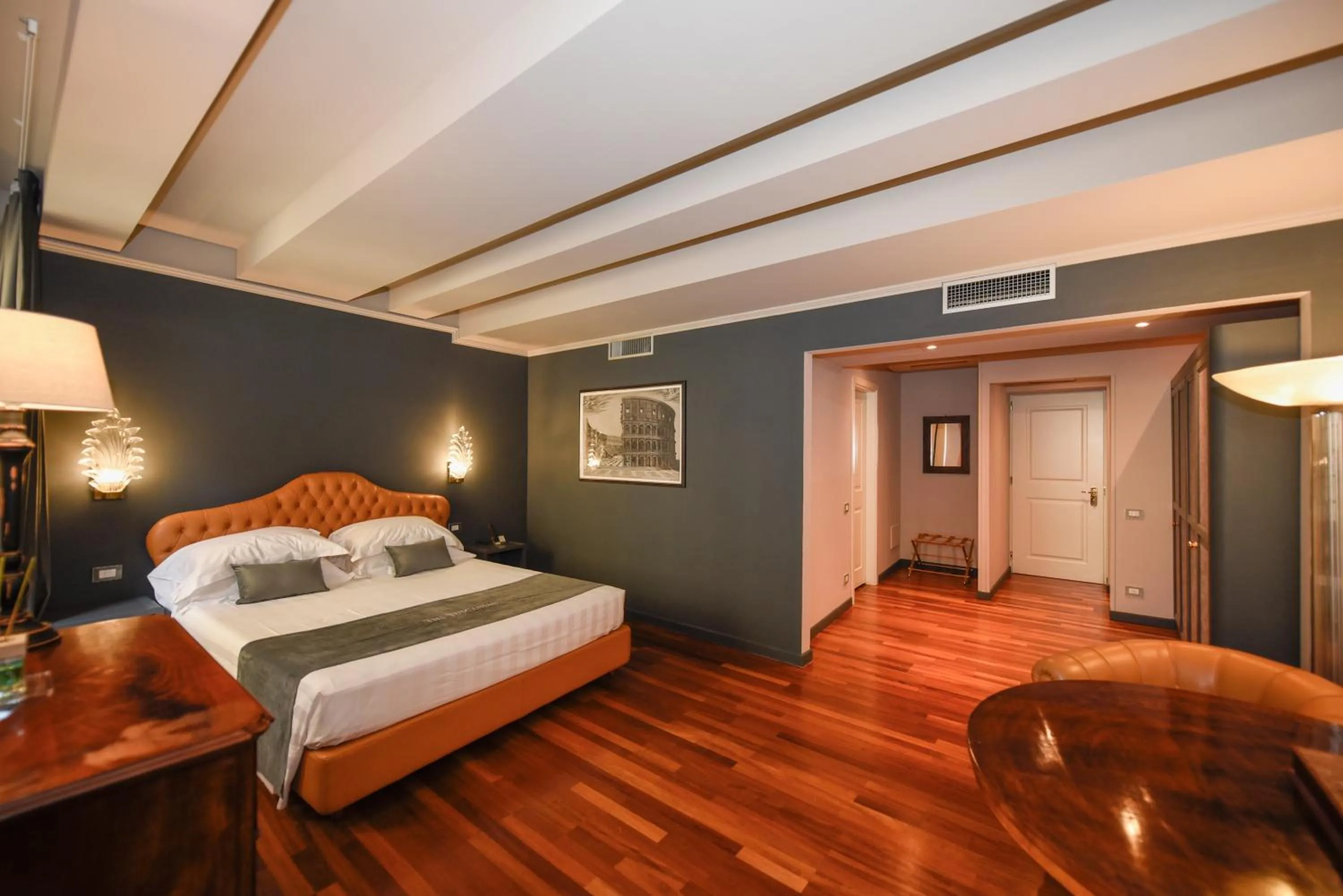 Photo of the whole room, Bed in The Tuscanian Hotel