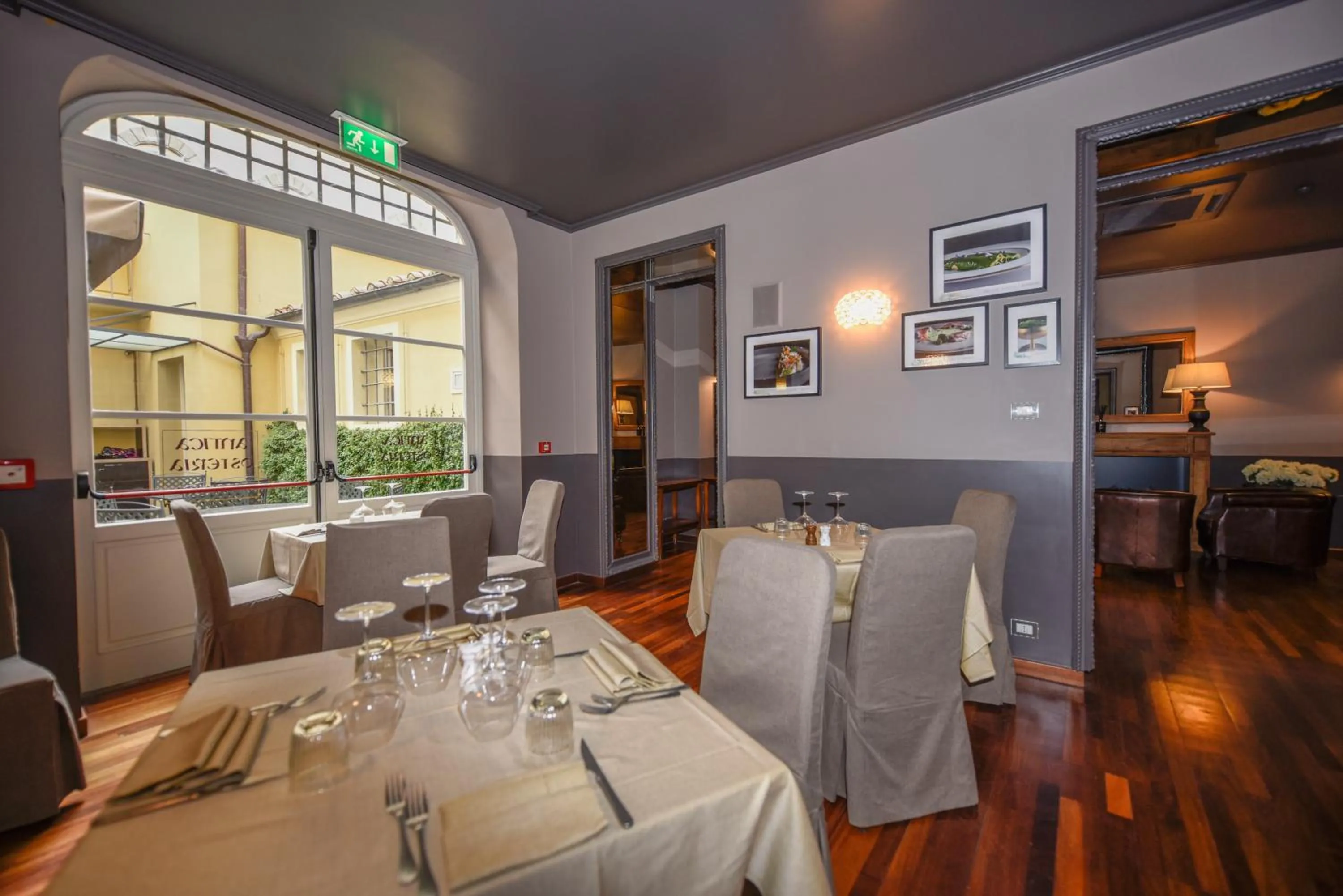 Restaurant/places to eat in The Tuscanian Hotel