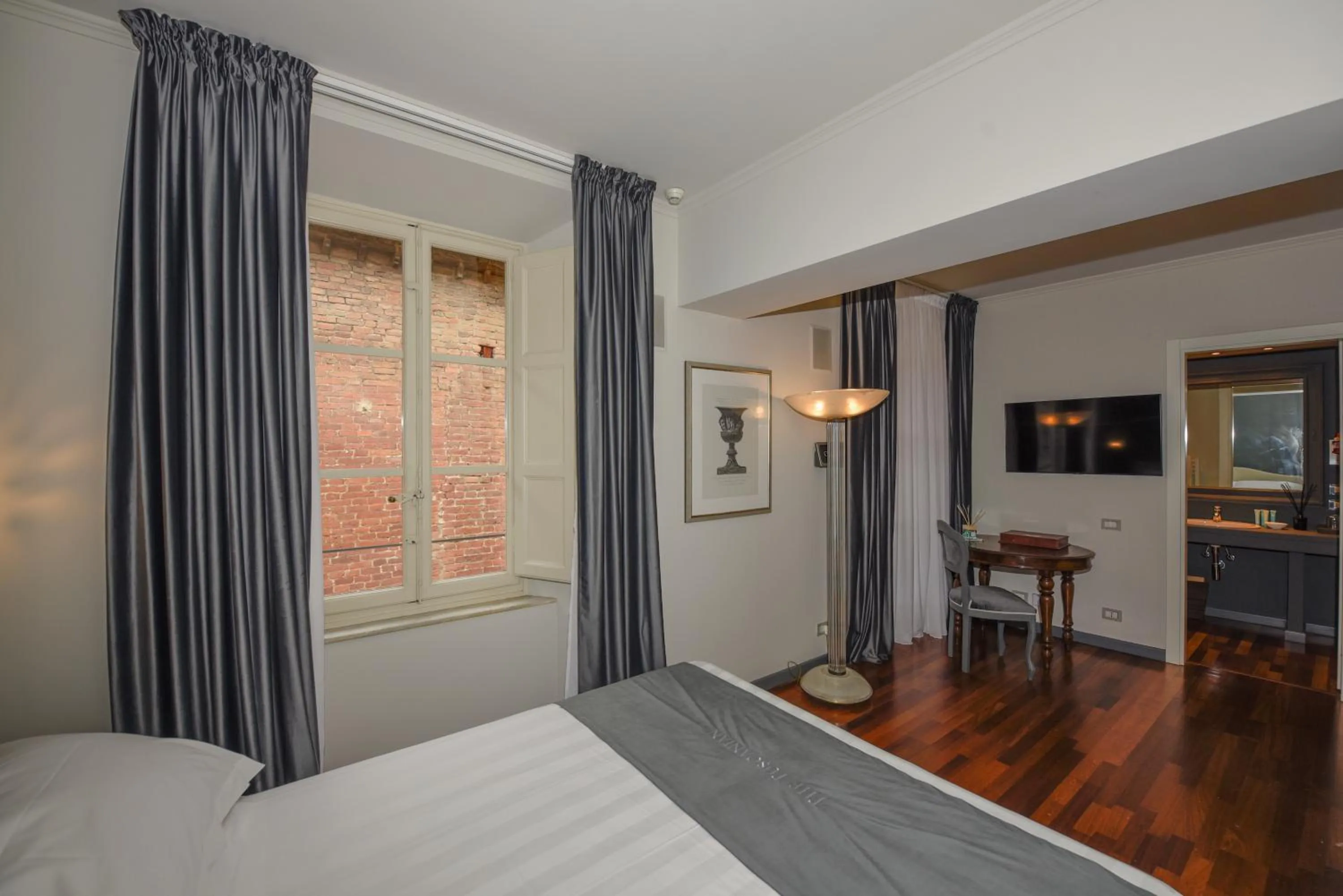 Photo of the whole room, Bed in The Tuscanian Hotel