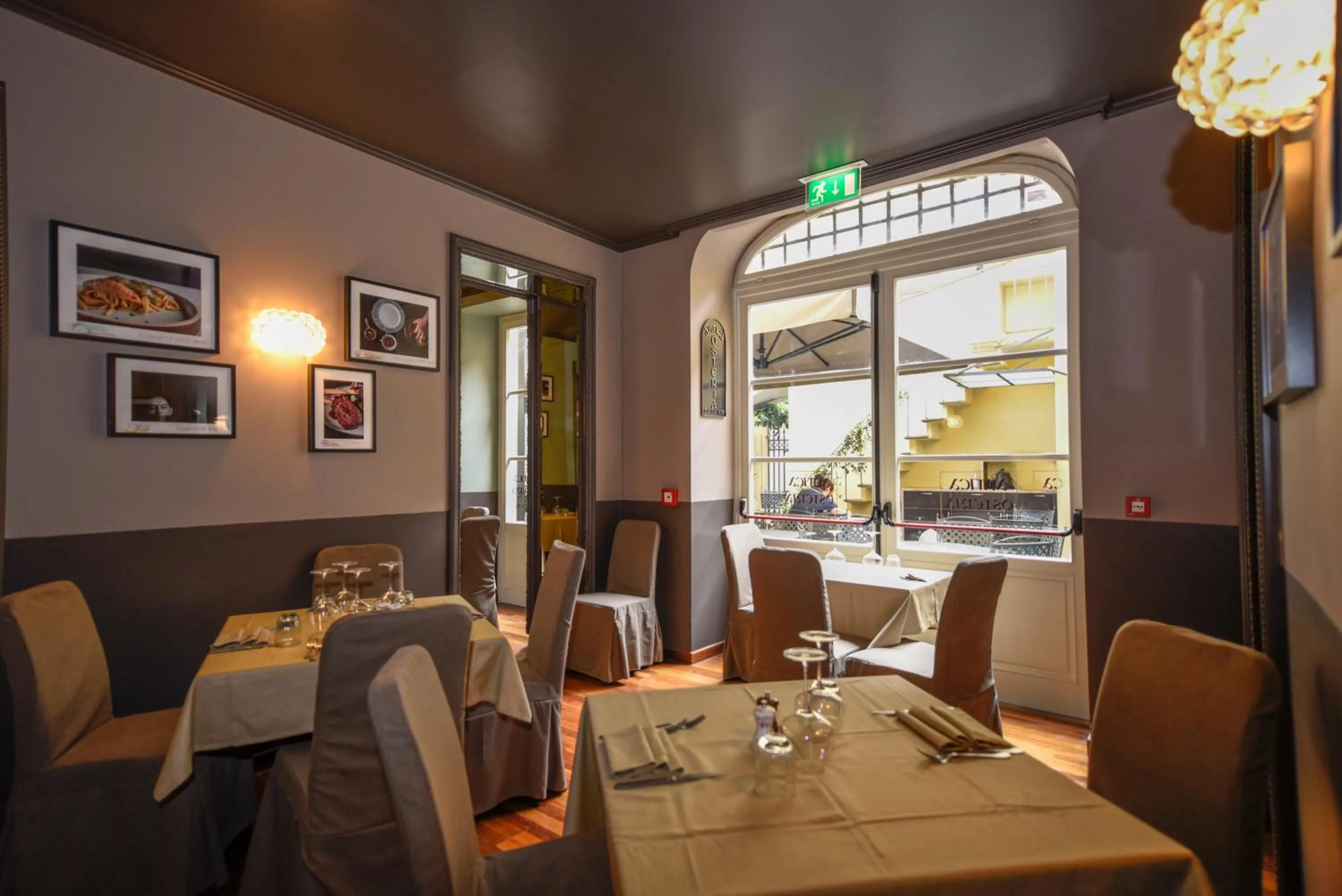 Restaurant/places to eat in The Tuscanian Hotel