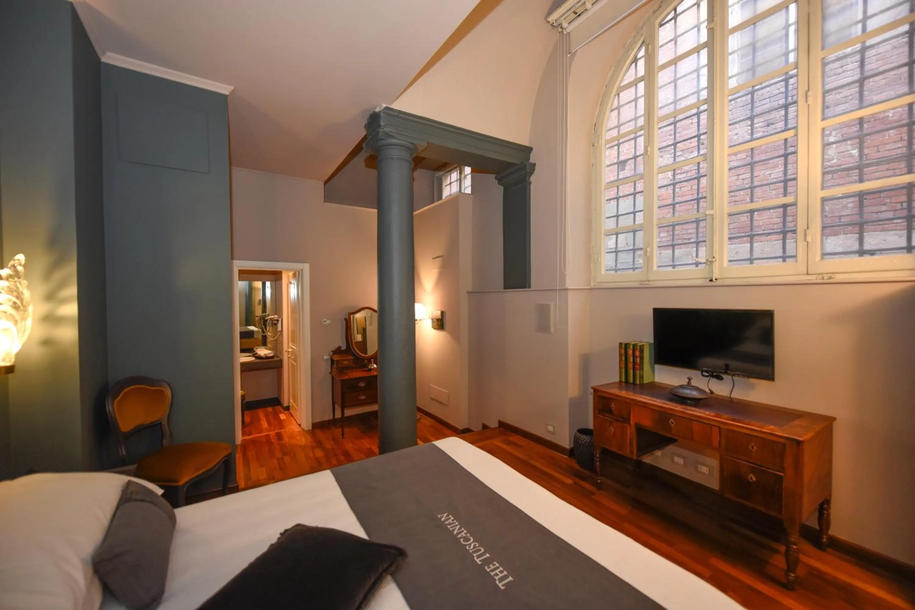 Photo of the whole room, Bed in The Tuscanian Hotel