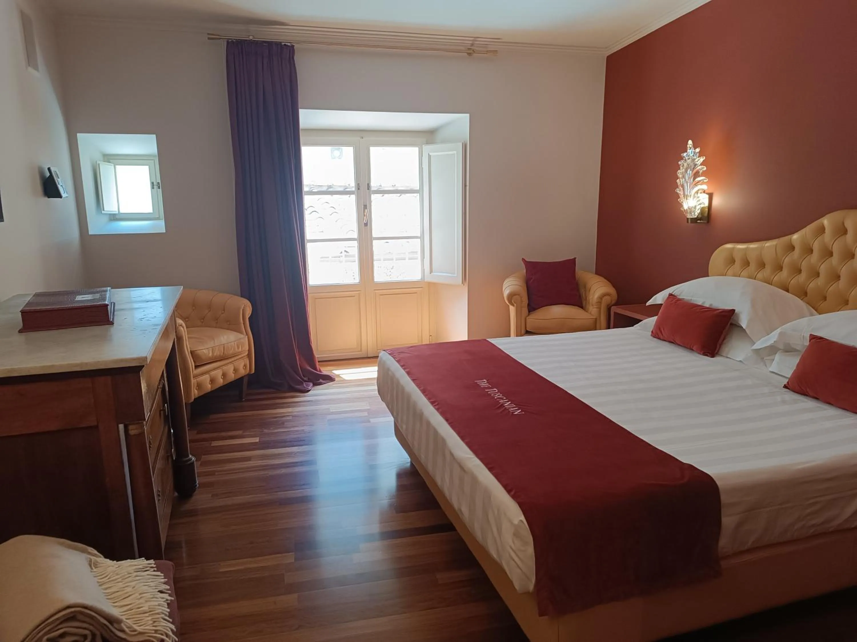 Photo of the whole room, Bed in The Tuscanian Hotel