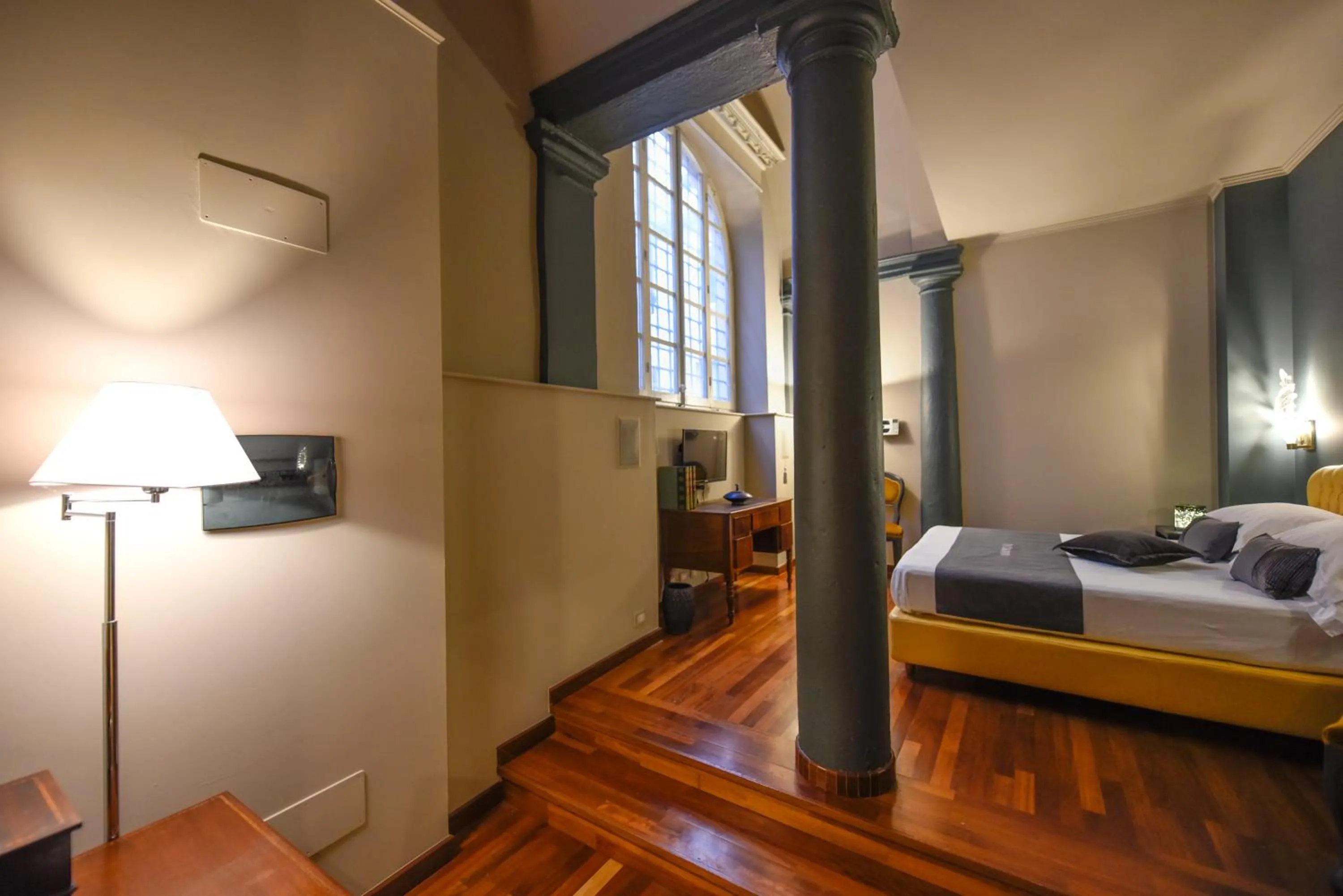 Photo of the whole room, Bed in The Tuscanian Hotel