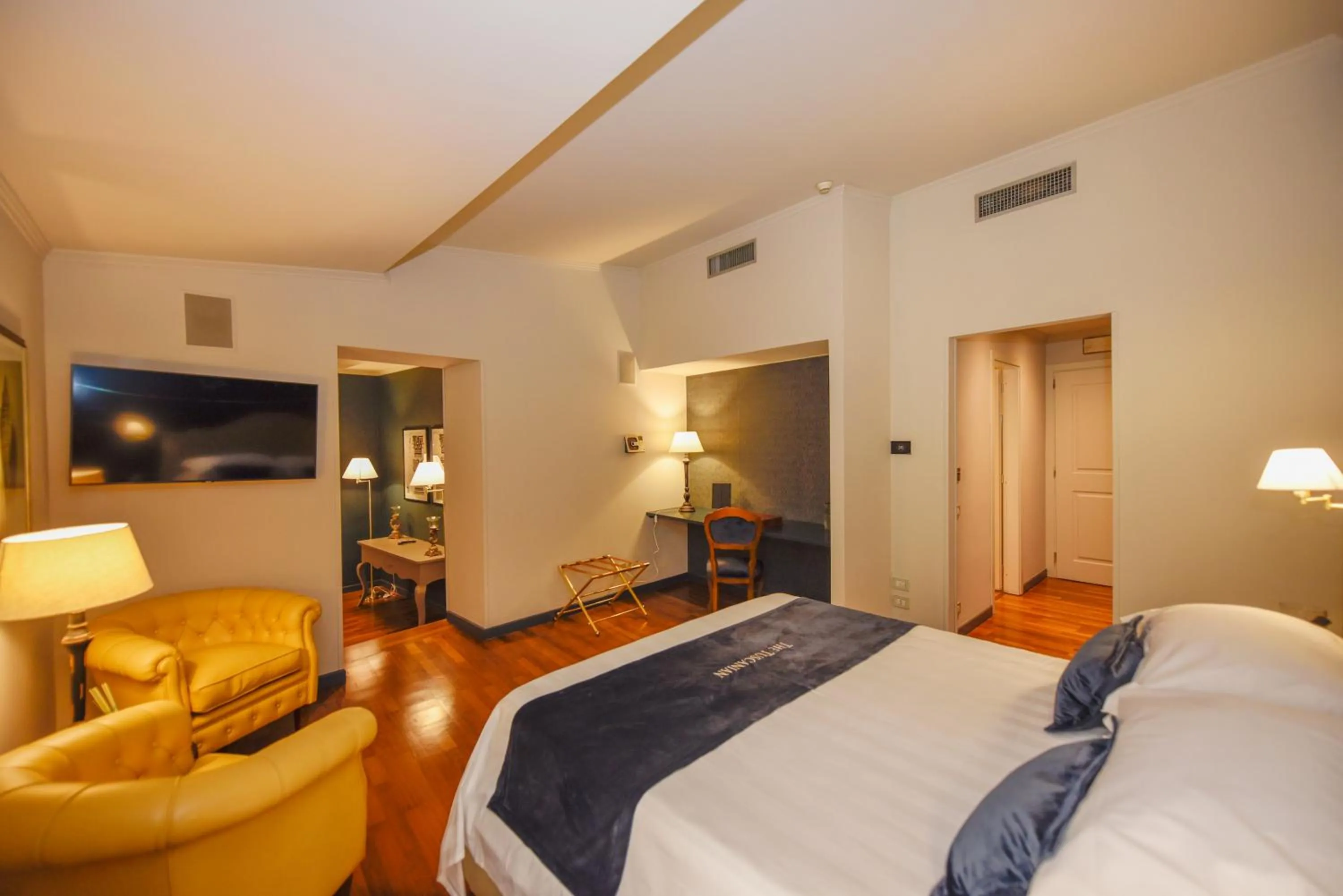 Photo of the whole room, Bed in The Tuscanian Hotel