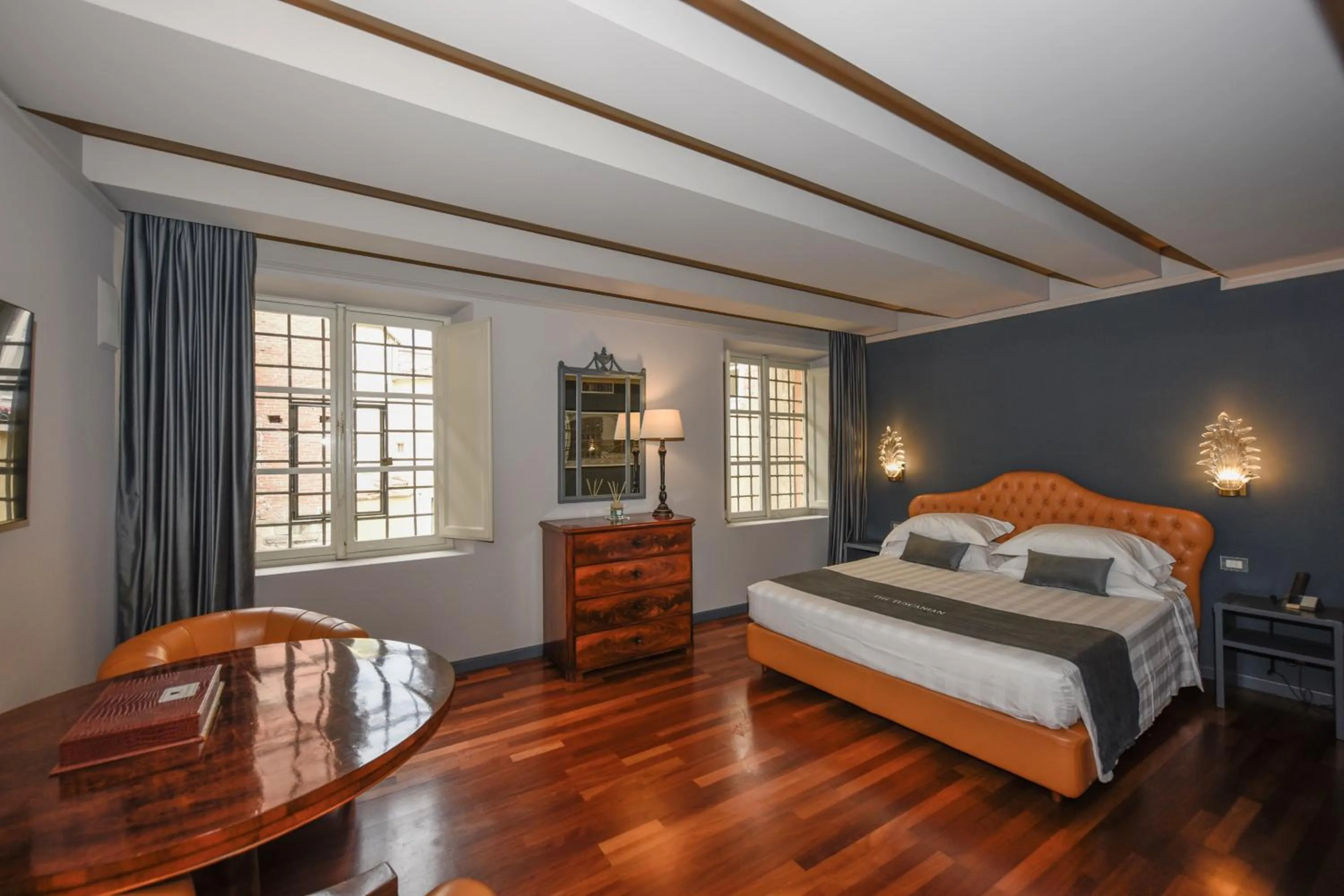 Photo of the whole room, Bed in The Tuscanian Hotel