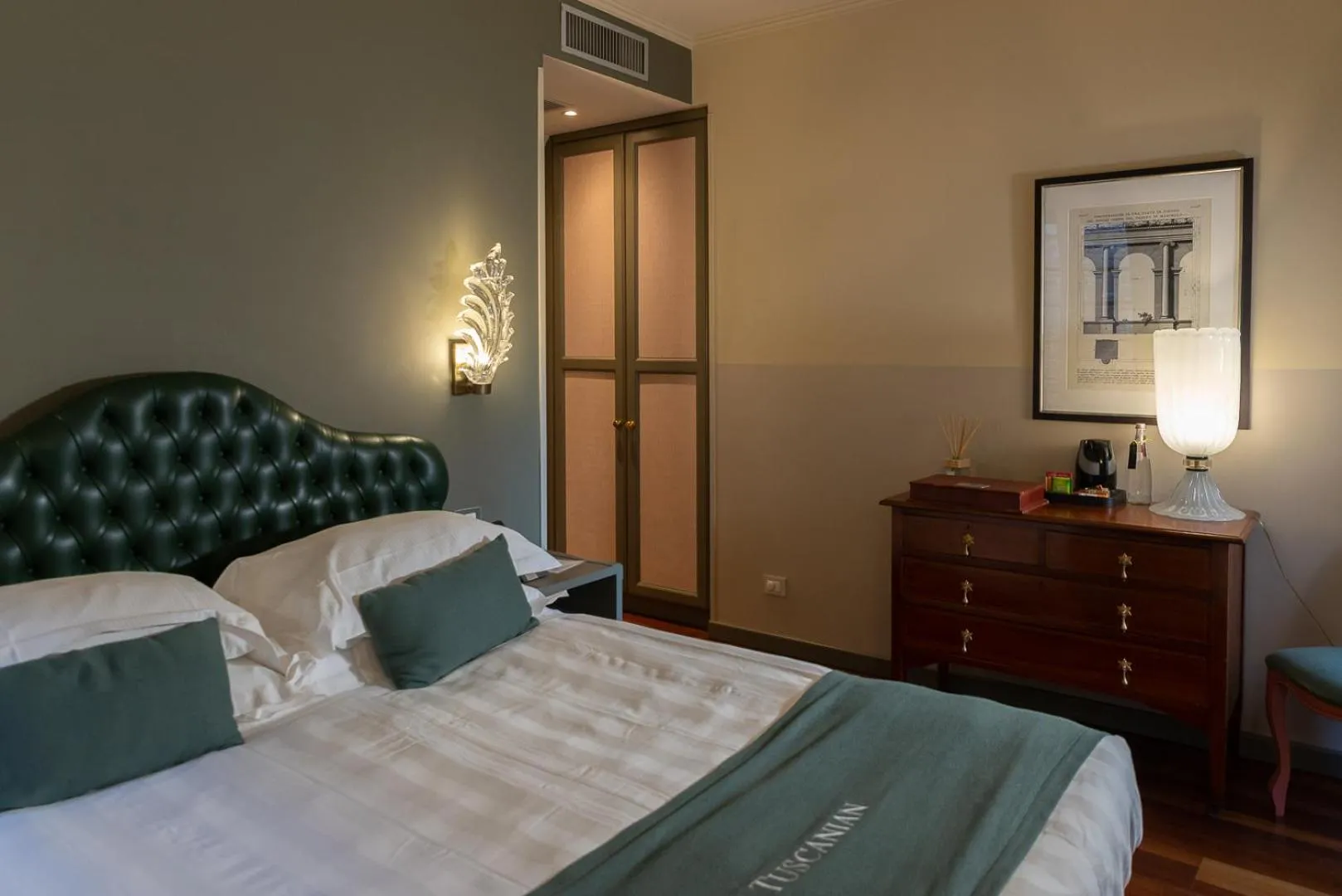 Photo of the whole room, Bed in The Tuscanian Hotel