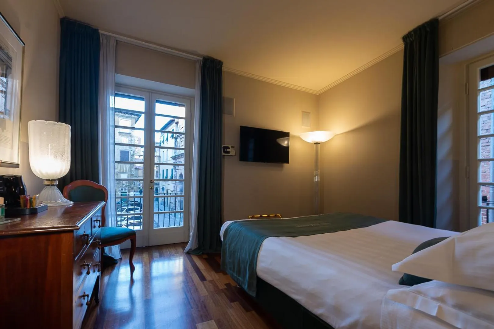 Photo of the whole room, Bed in The Tuscanian Hotel