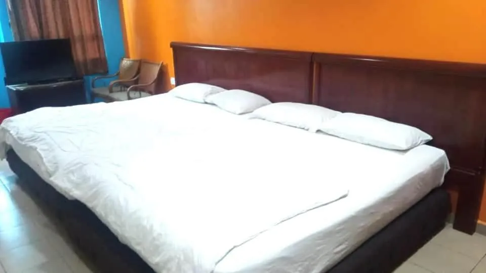 Bedroom in OYO 90486 New Station Hotel