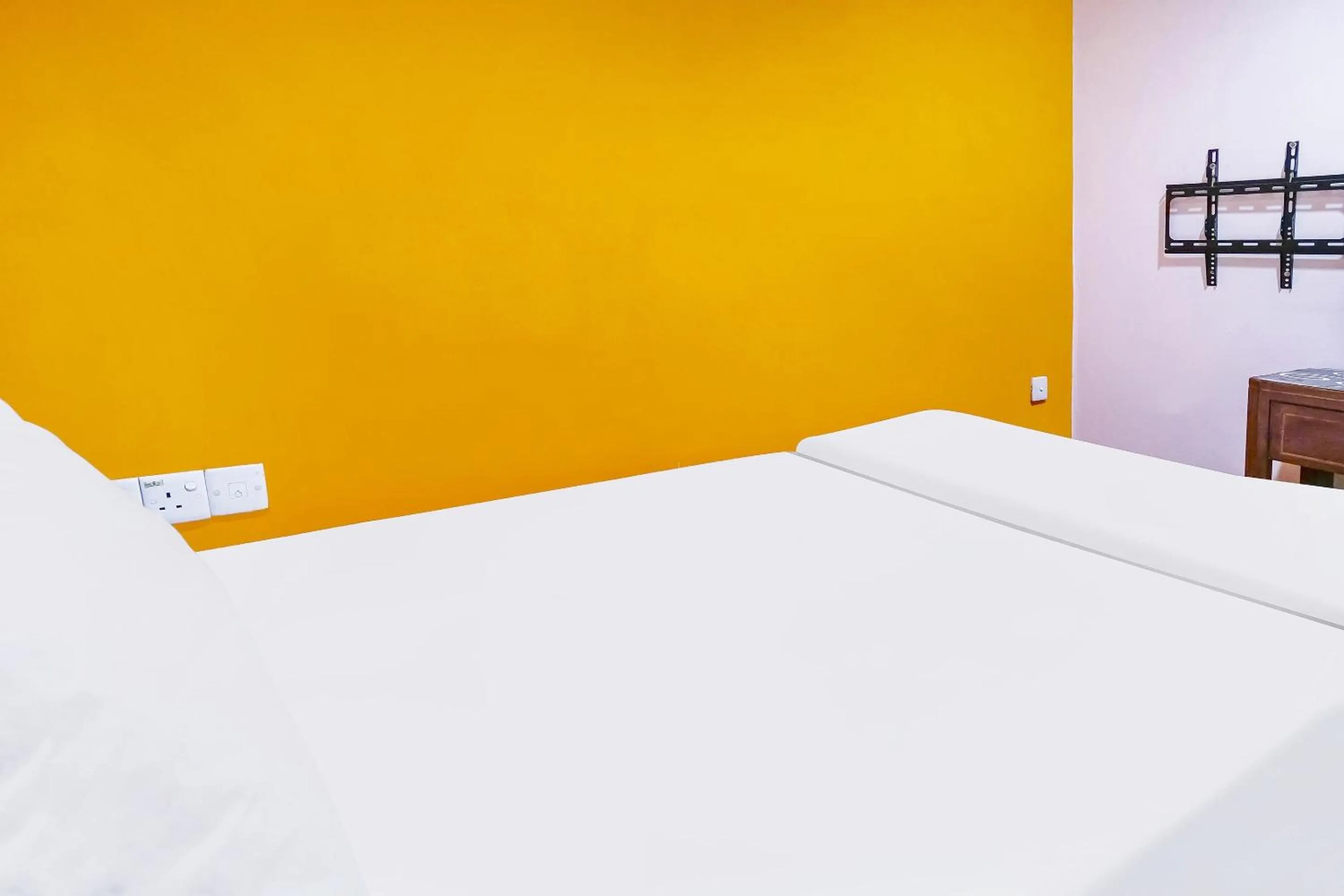 Bedroom in OYO 90486 New Station Hotel