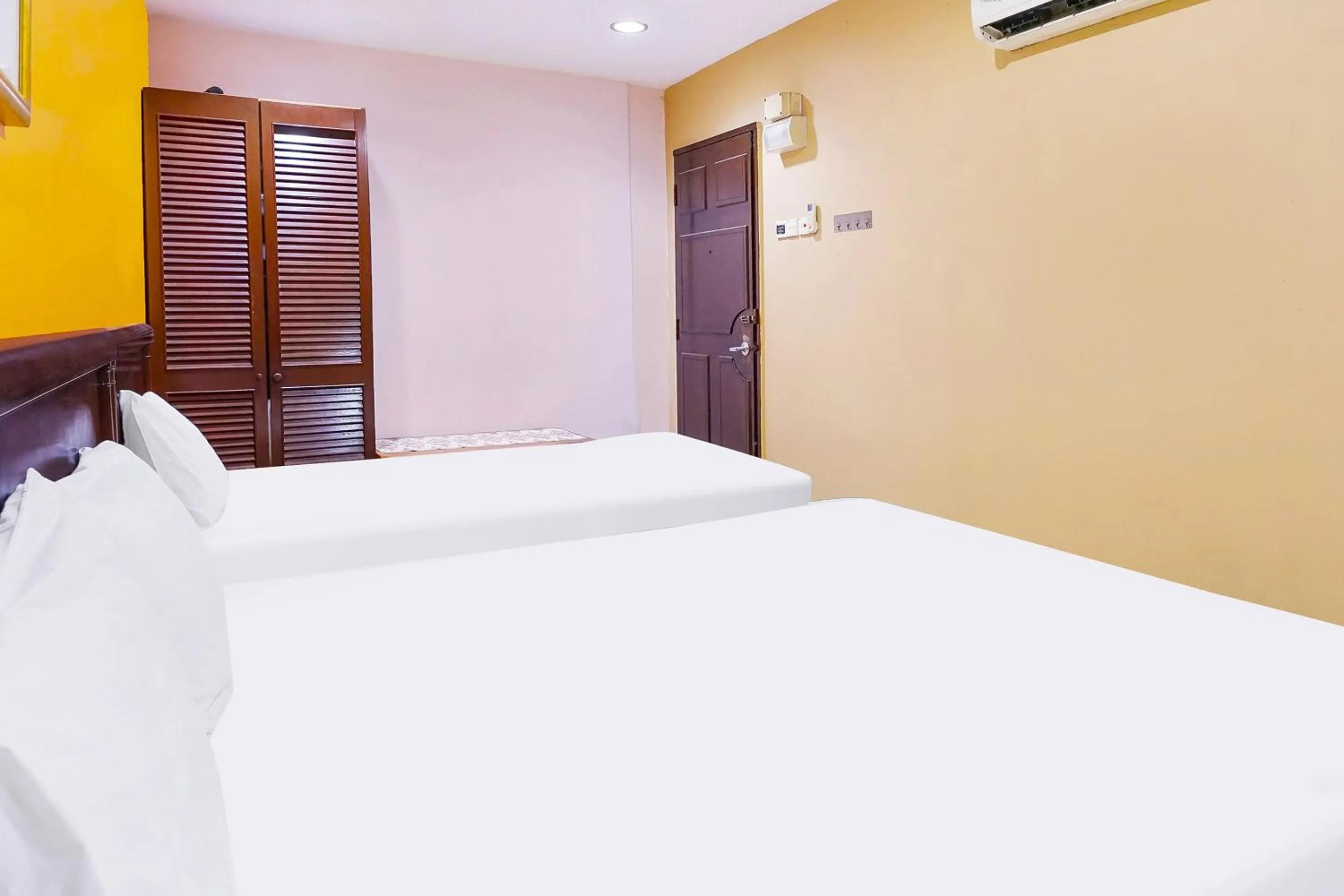 Bedroom in OYO 90486 New Station Hotel