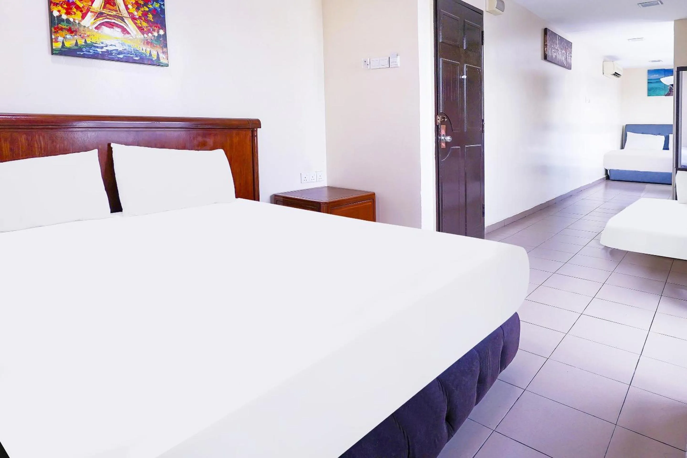 Bedroom in OYO 90486 New Station Hotel