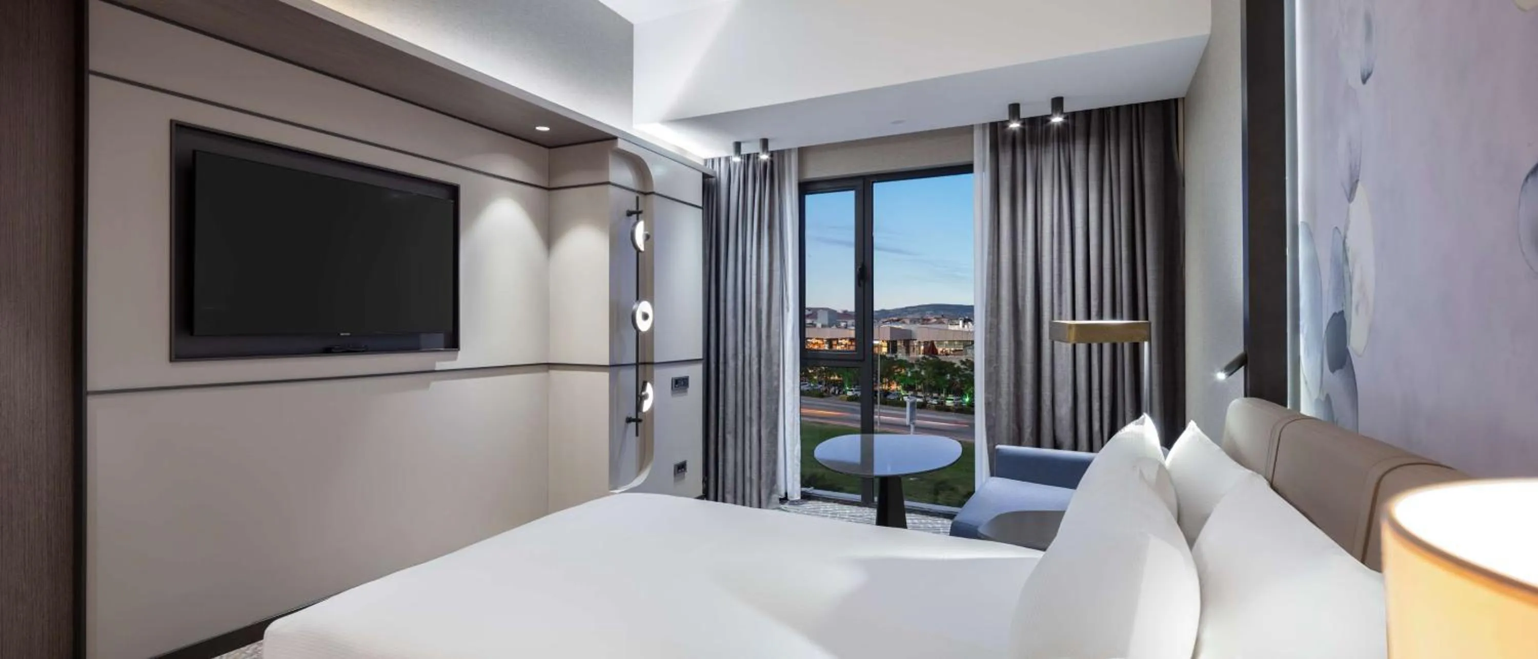 Living room, Bed in Doubletree By Hilton Canakkale