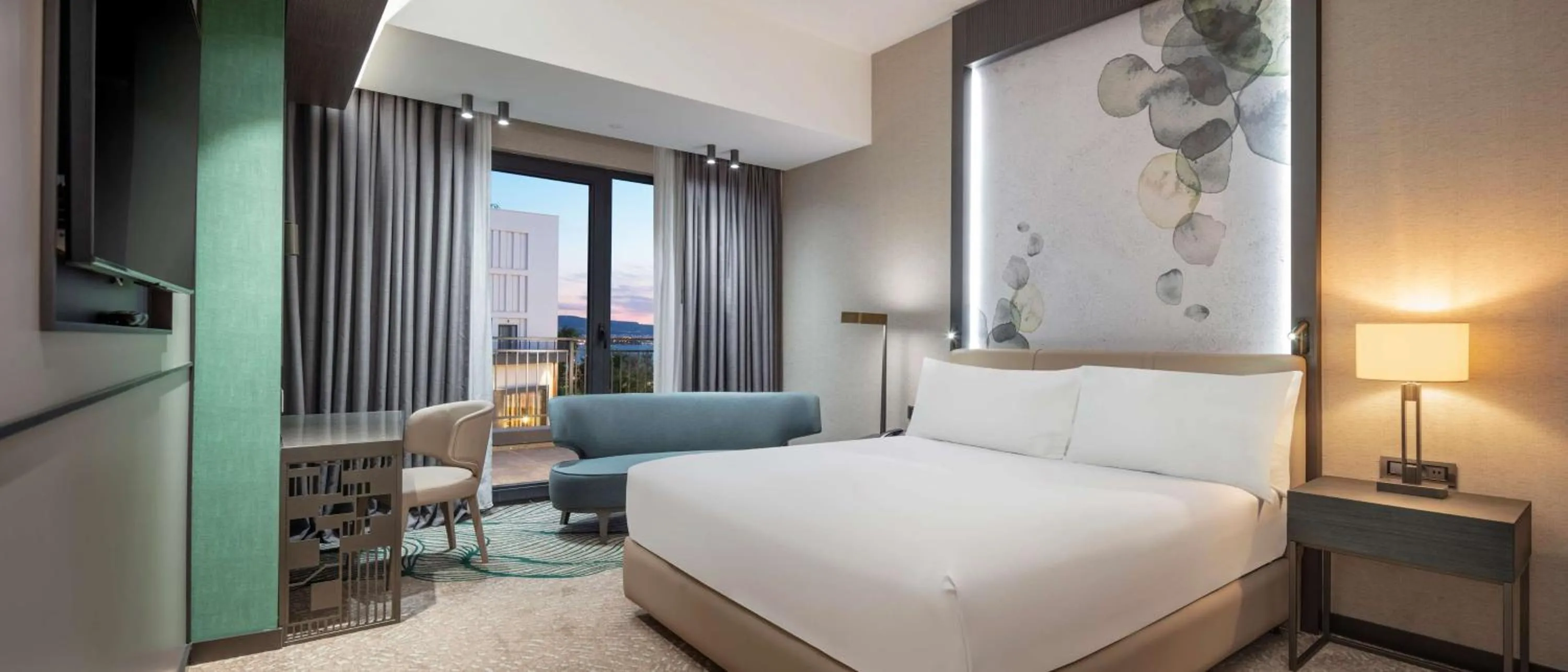 Bedroom, Bed in Doubletree By Hilton Canakkale