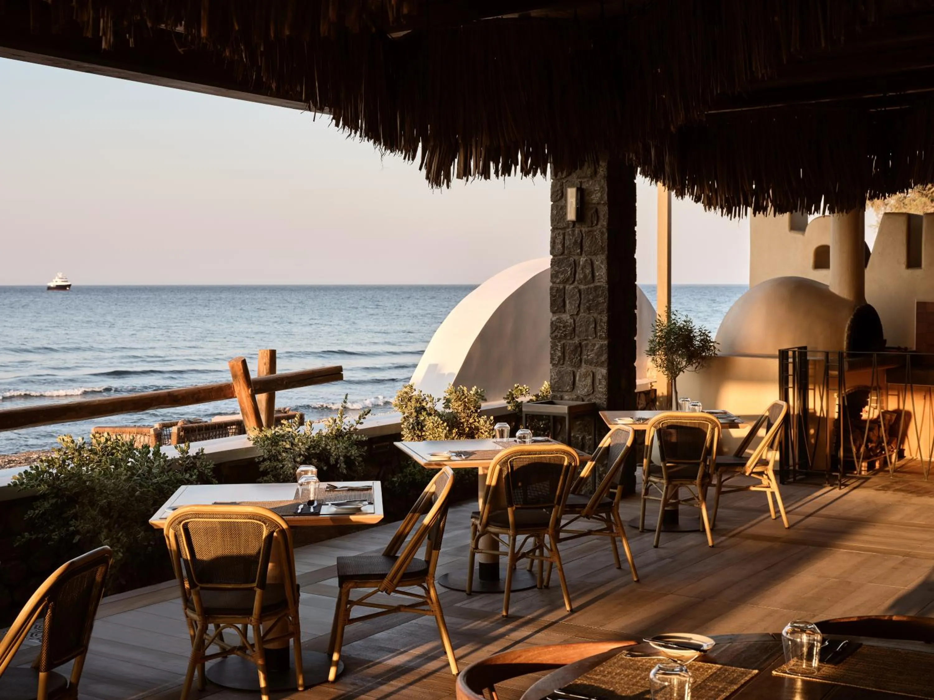 Restaurant/places to eat in Sea Breeze Santorini Beach Resort, Curio By Hilton