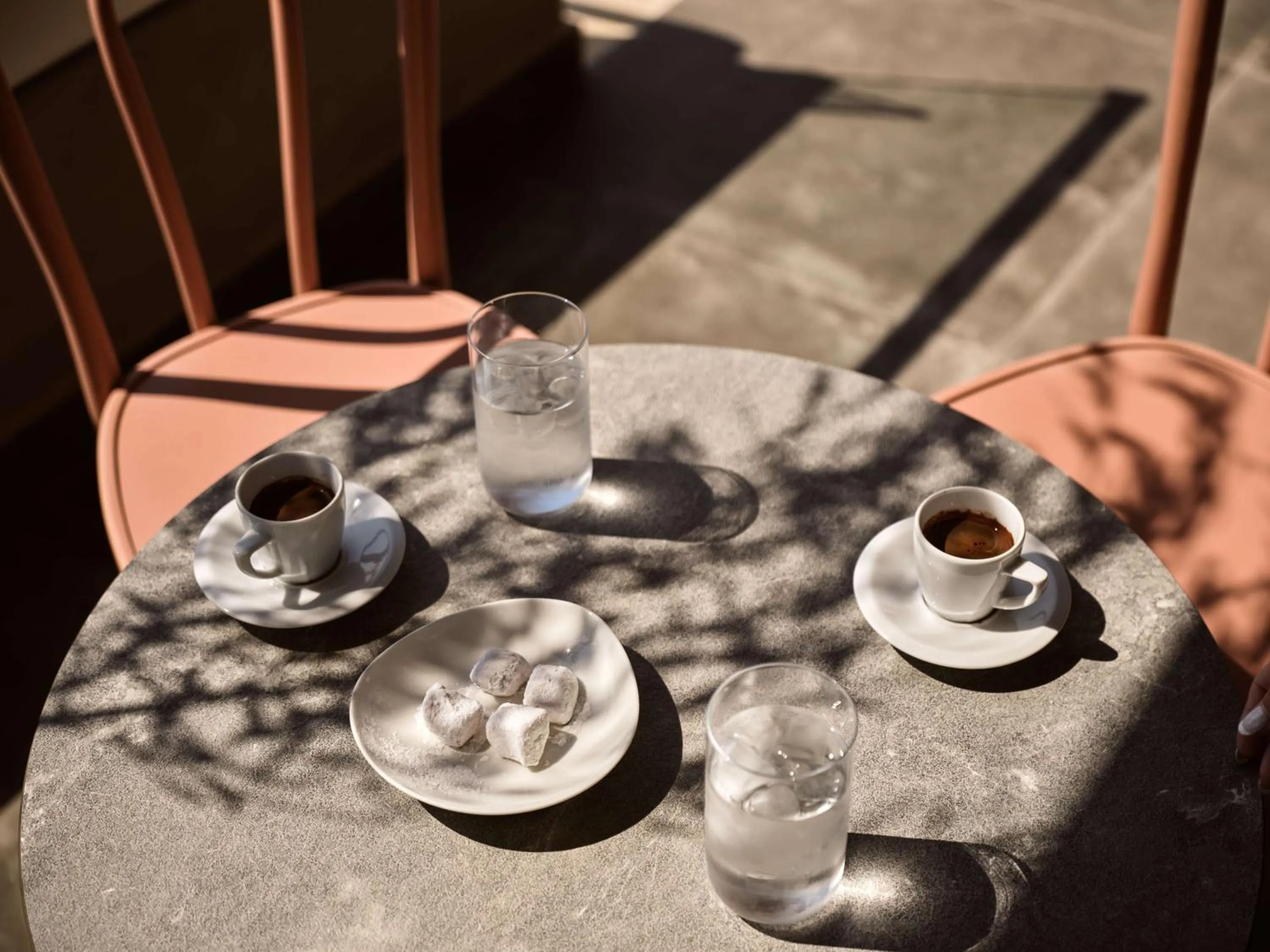 Restaurant/places to eat in Sea Breeze Santorini Beach Resort, Curio By Hilton