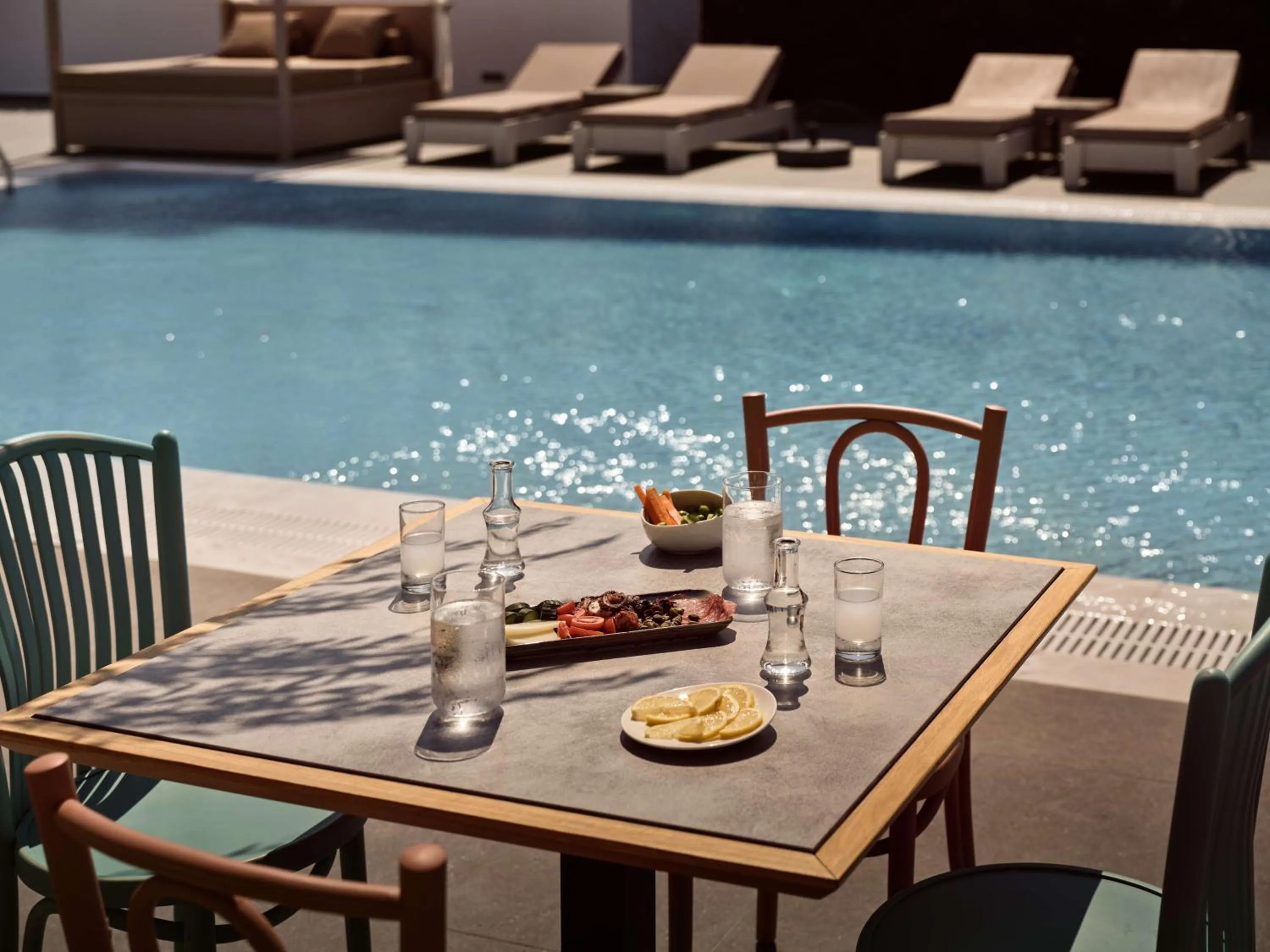 Restaurant/places to eat in Sea Breeze Santorini Beach Resort, Curio By Hilton