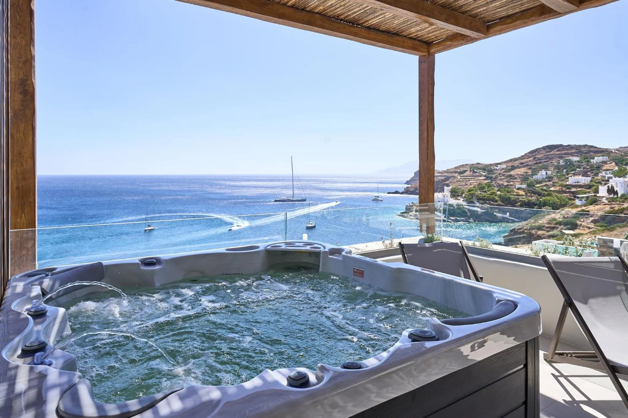 Hot Tub in Ios Grand Pool Suites