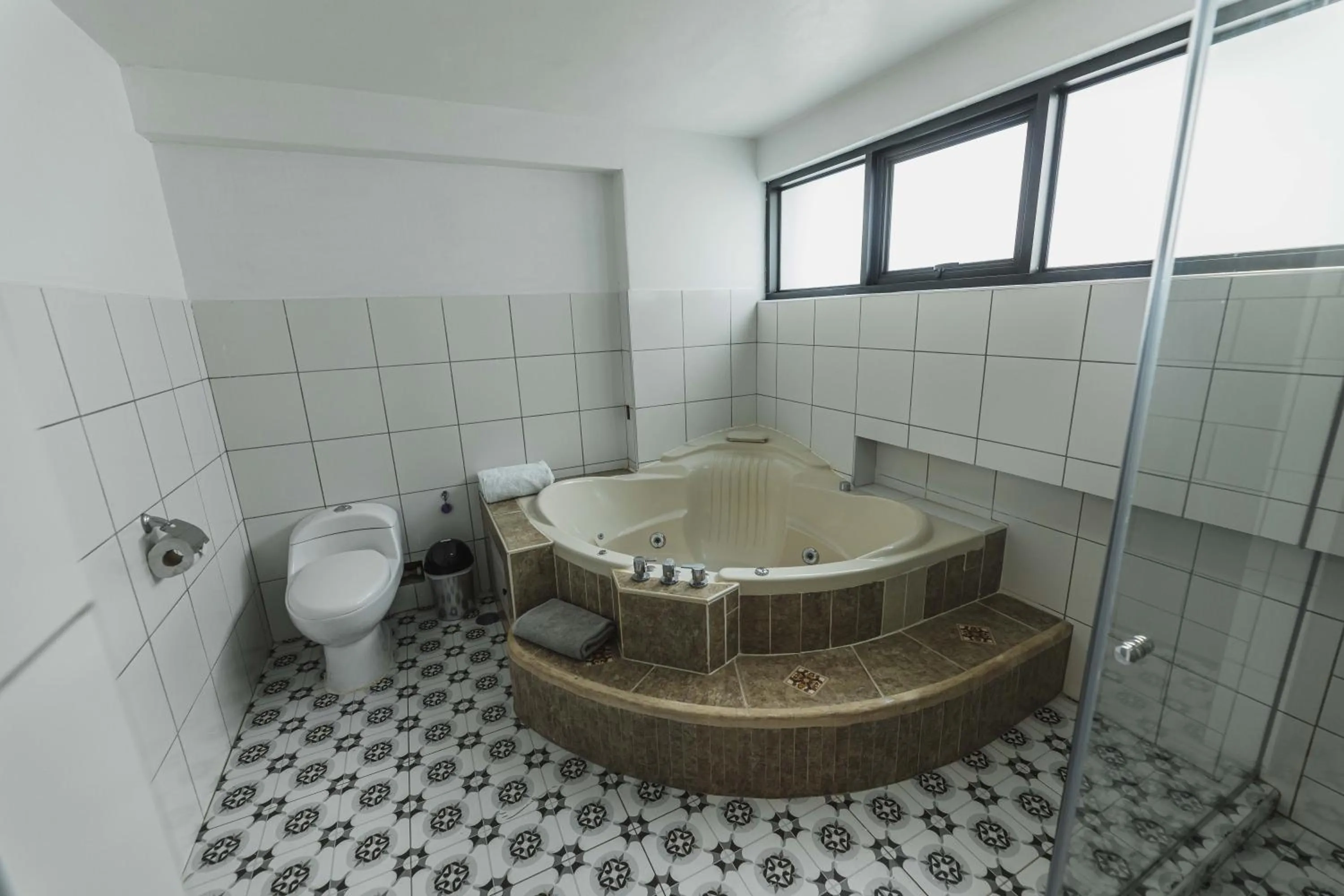 Shower in San Pedro Apartments