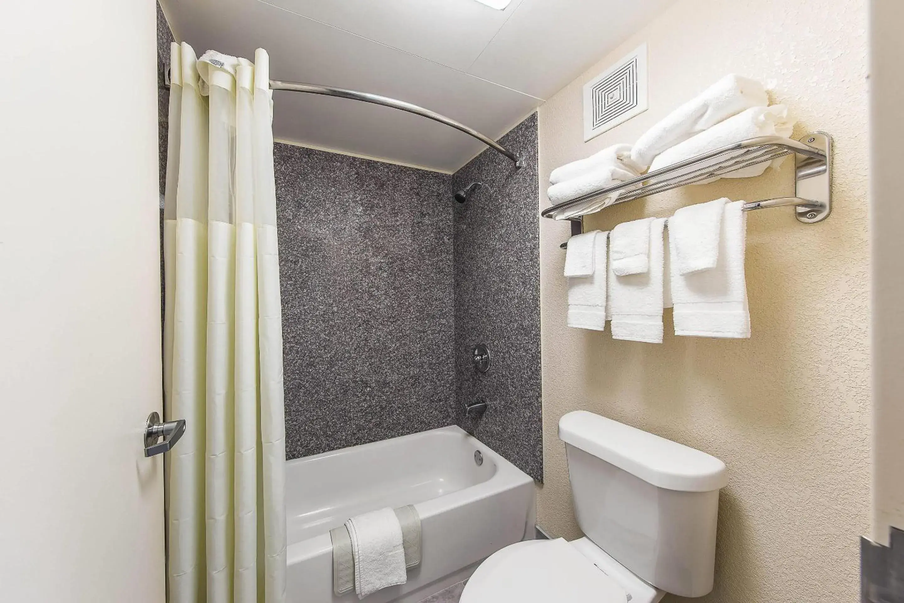 Bedroom in Quality Inn Bedroom in Quality Inn