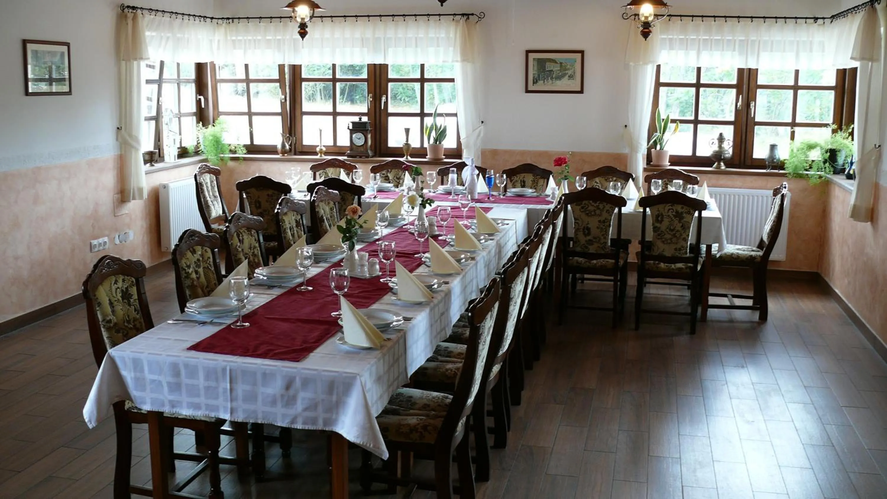 Restaurant/places to eat in Kádárta Vendéglő Panzió