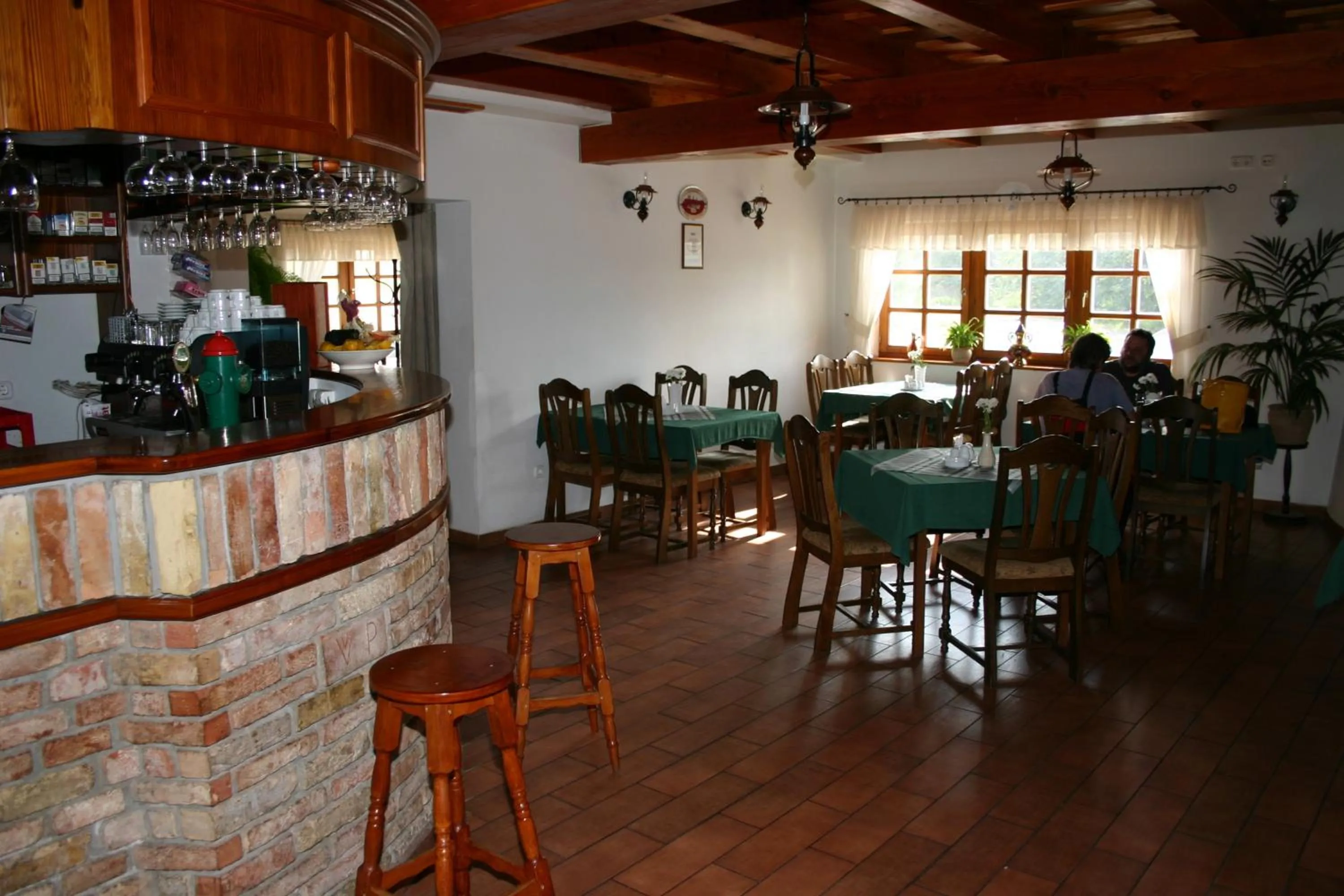 Lounge or bar in Kádárta Vendéglő Panzió
