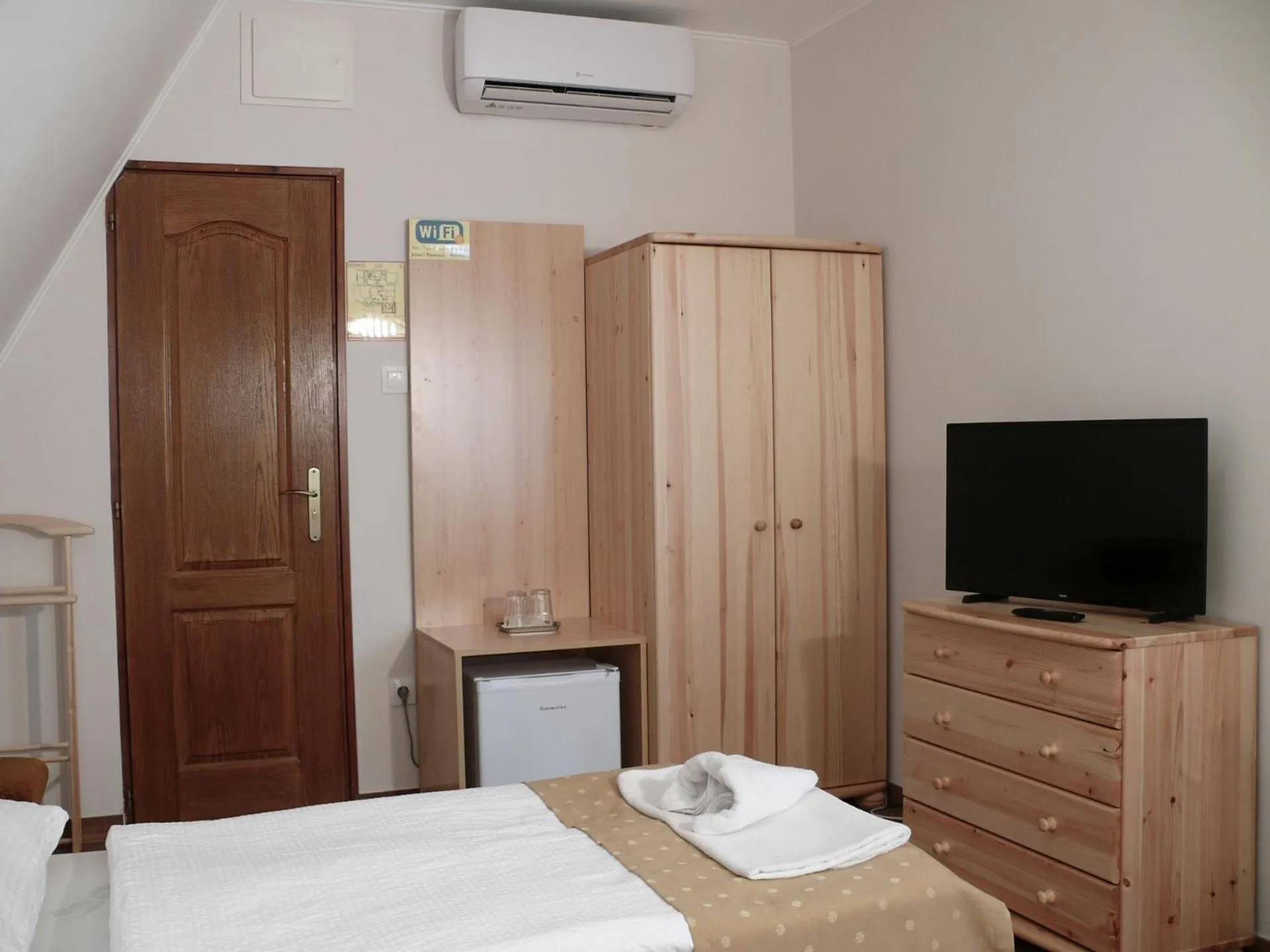 Photo of the whole room, Bed in Kádárta Vendéglő Panzió
