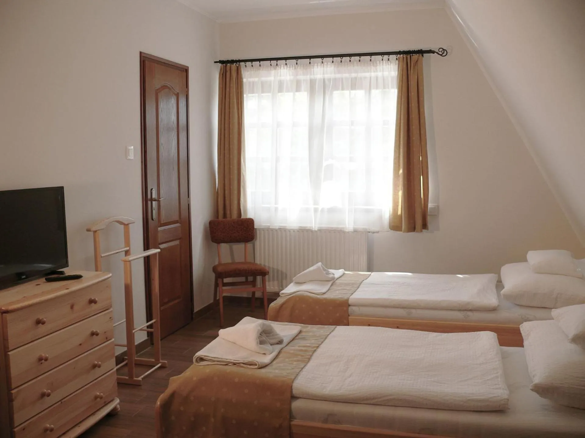 Photo of the whole room, Bed in Kádárta Vendéglő Panzió