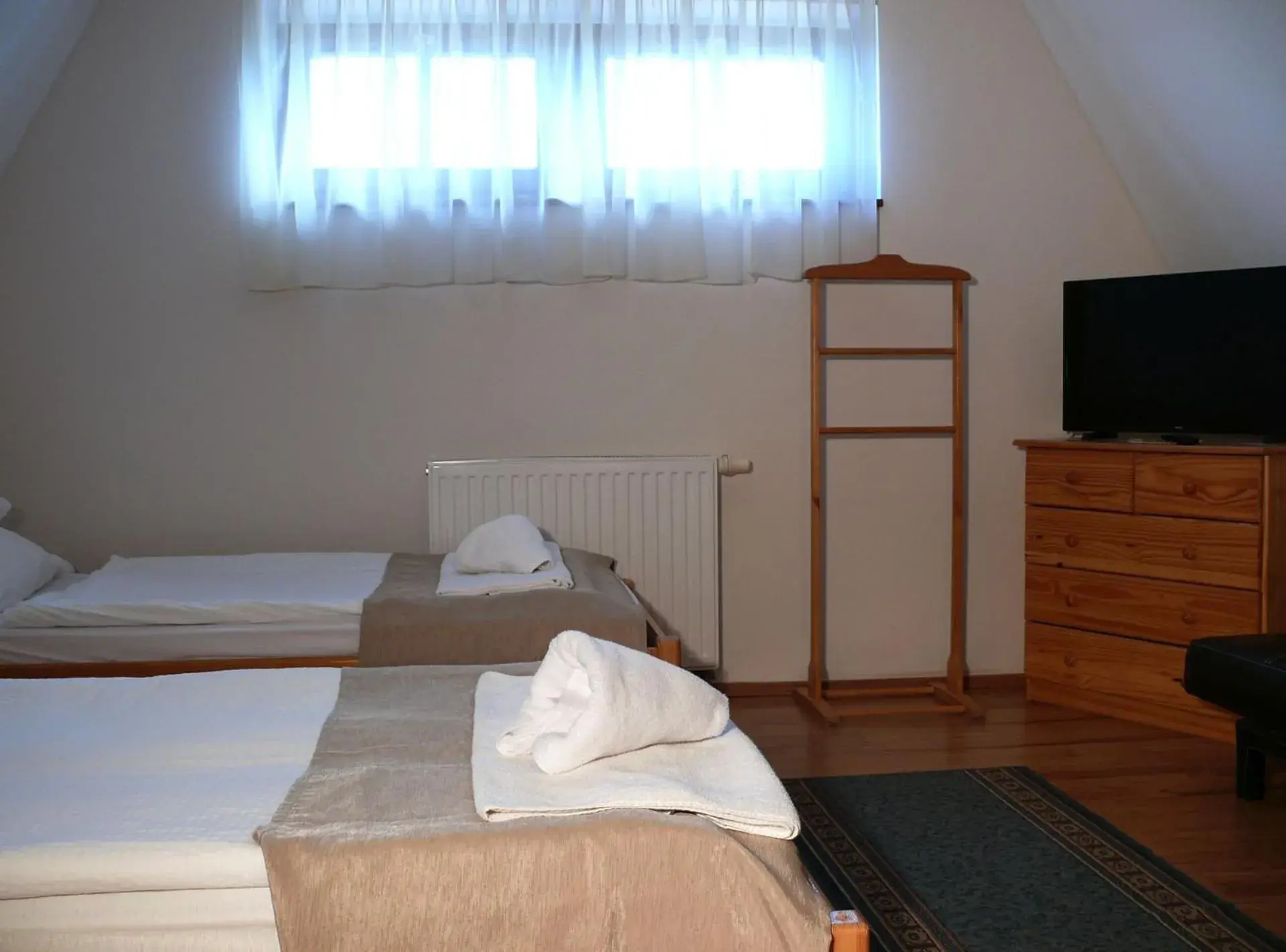Standard Twin Room with Sofa - single occupancy in Kádárta Vendéglő Panzió Standard Twin Room with Sofa - single occupancy in Kádárta Vendéglő Panzió