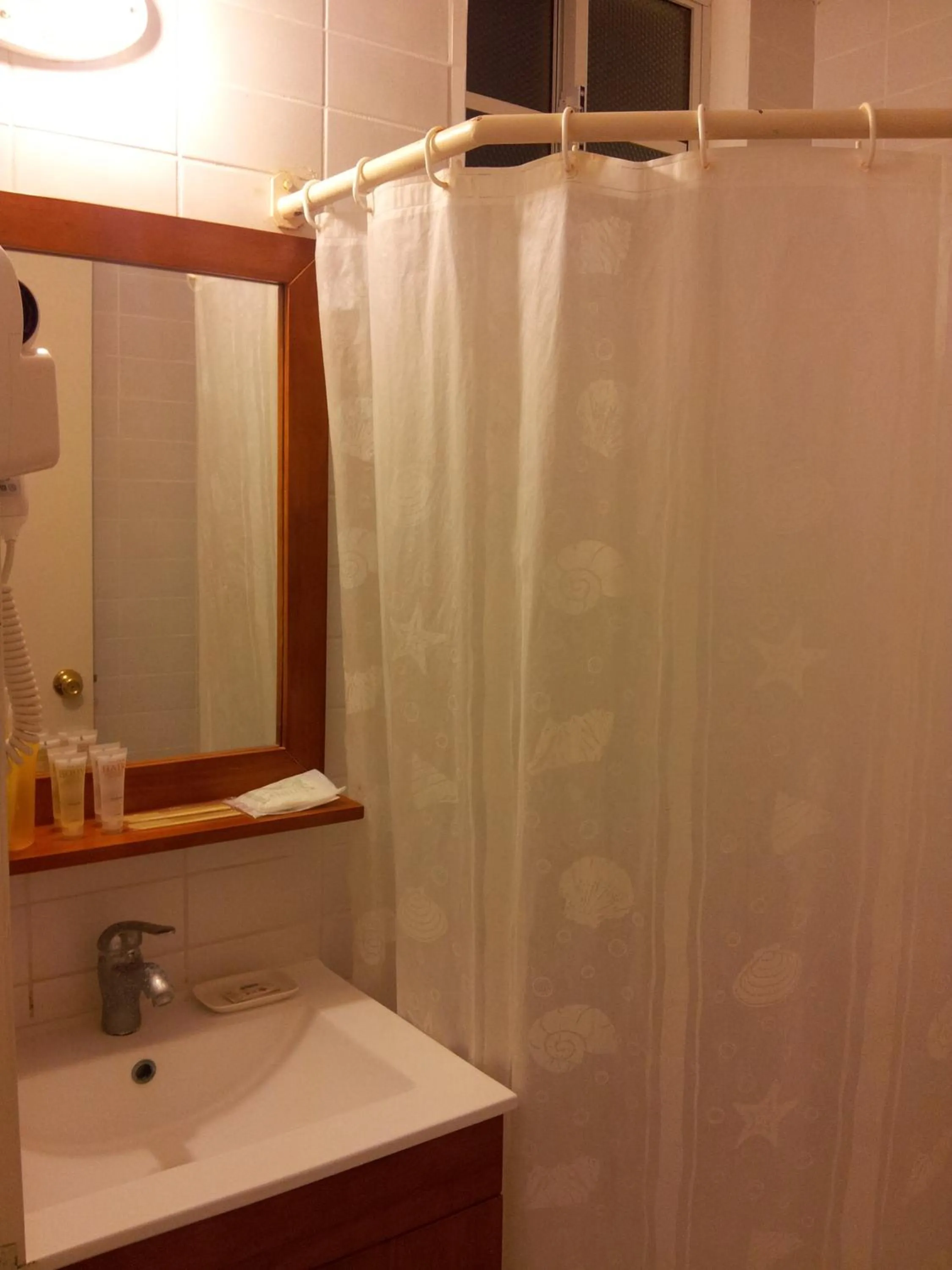 Shower in Capital Hotel