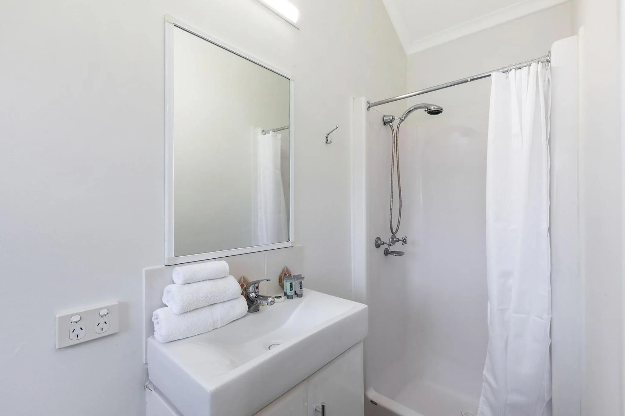 Bathroom, Bed in Reflections Ballina - Holiday Park