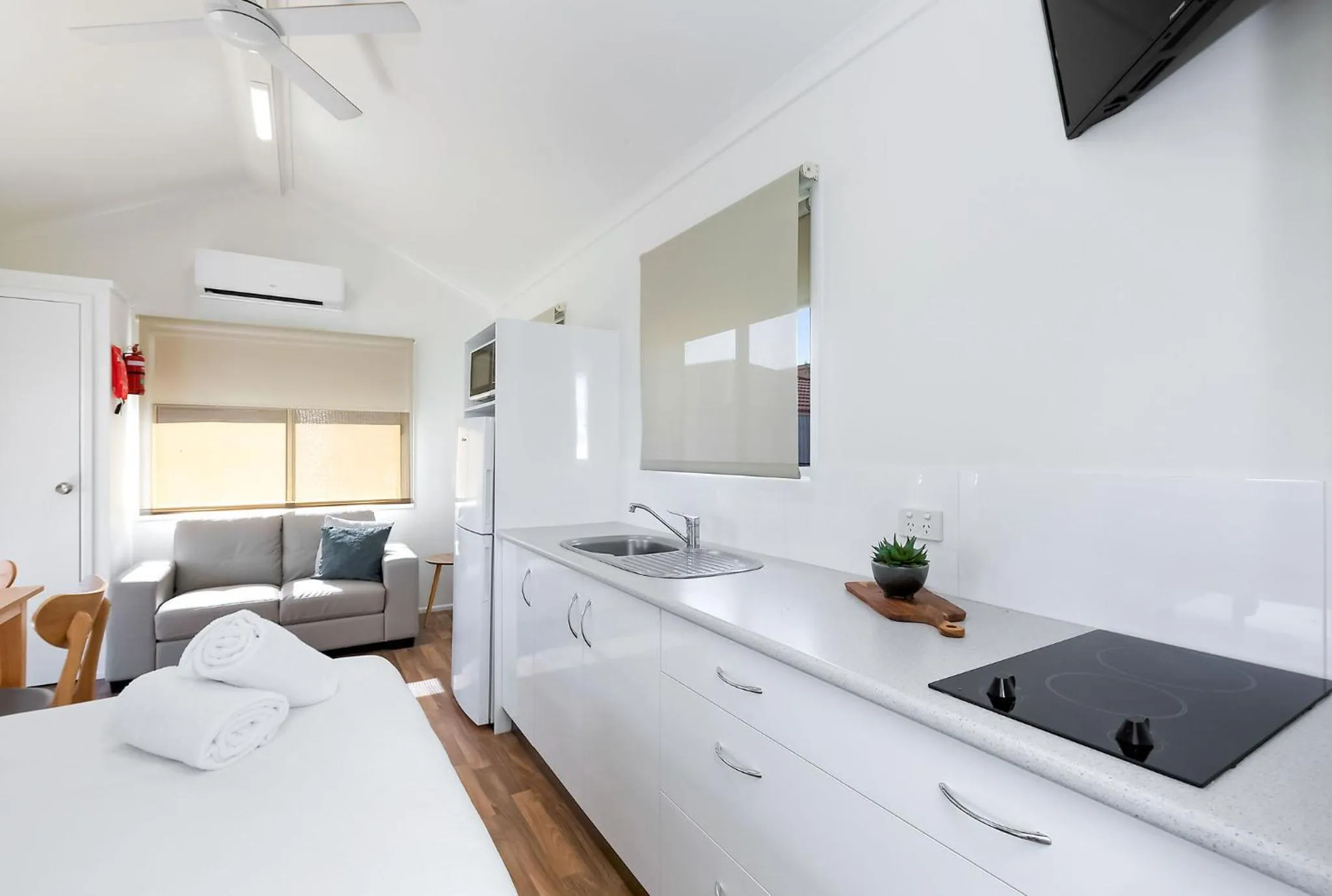 Kitchen or kitchenette, Bed in Reflections Ballina - Holiday Park