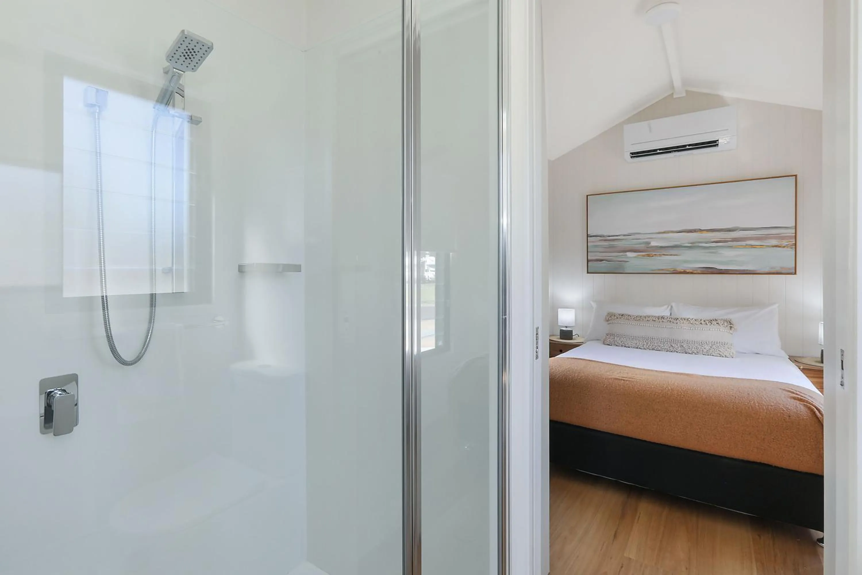 Bathroom, Bed in Reflections Ferry Reserve - Holiday Park