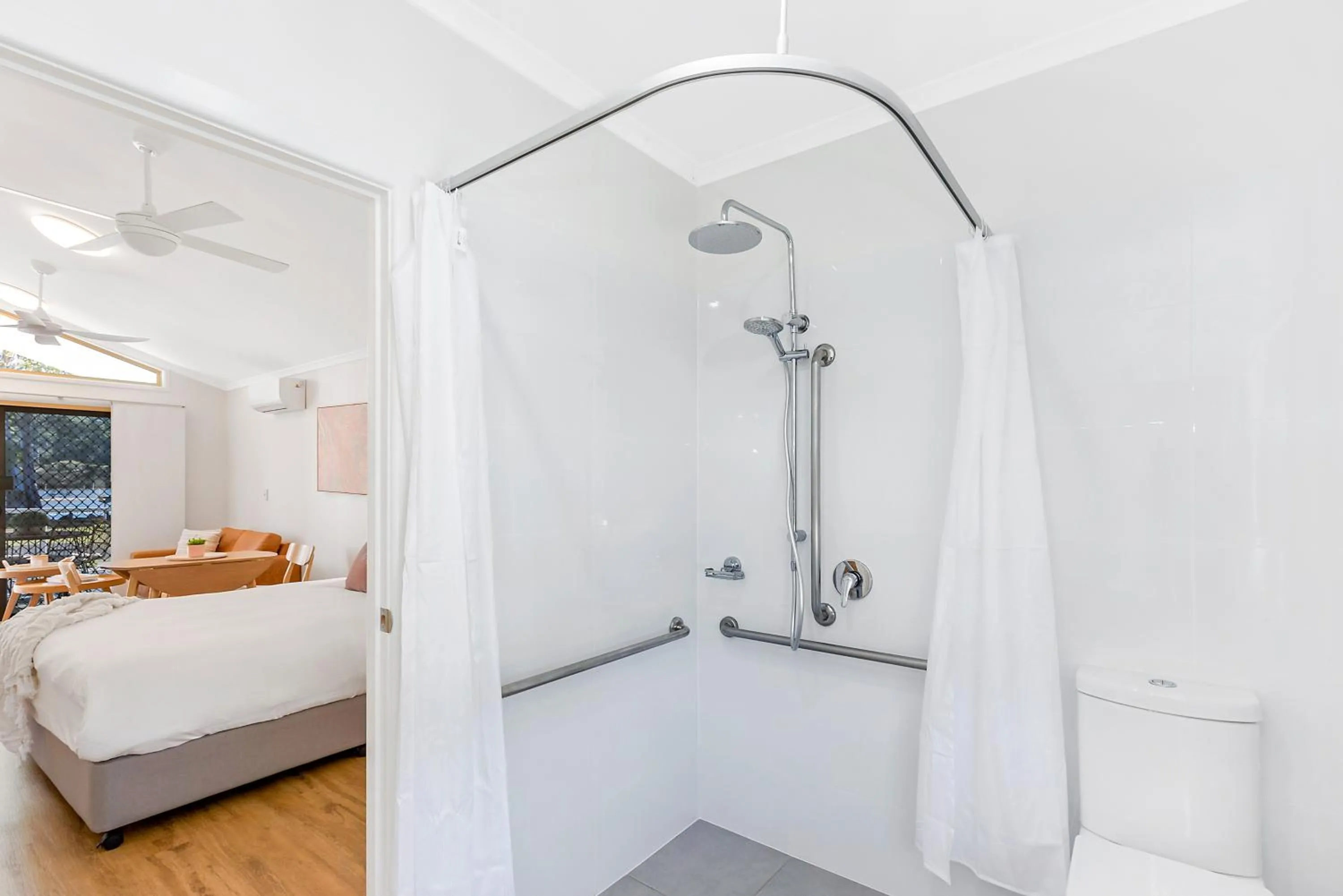 Bathroom, Bed in Reflections Ferry Reserve - Holiday Park