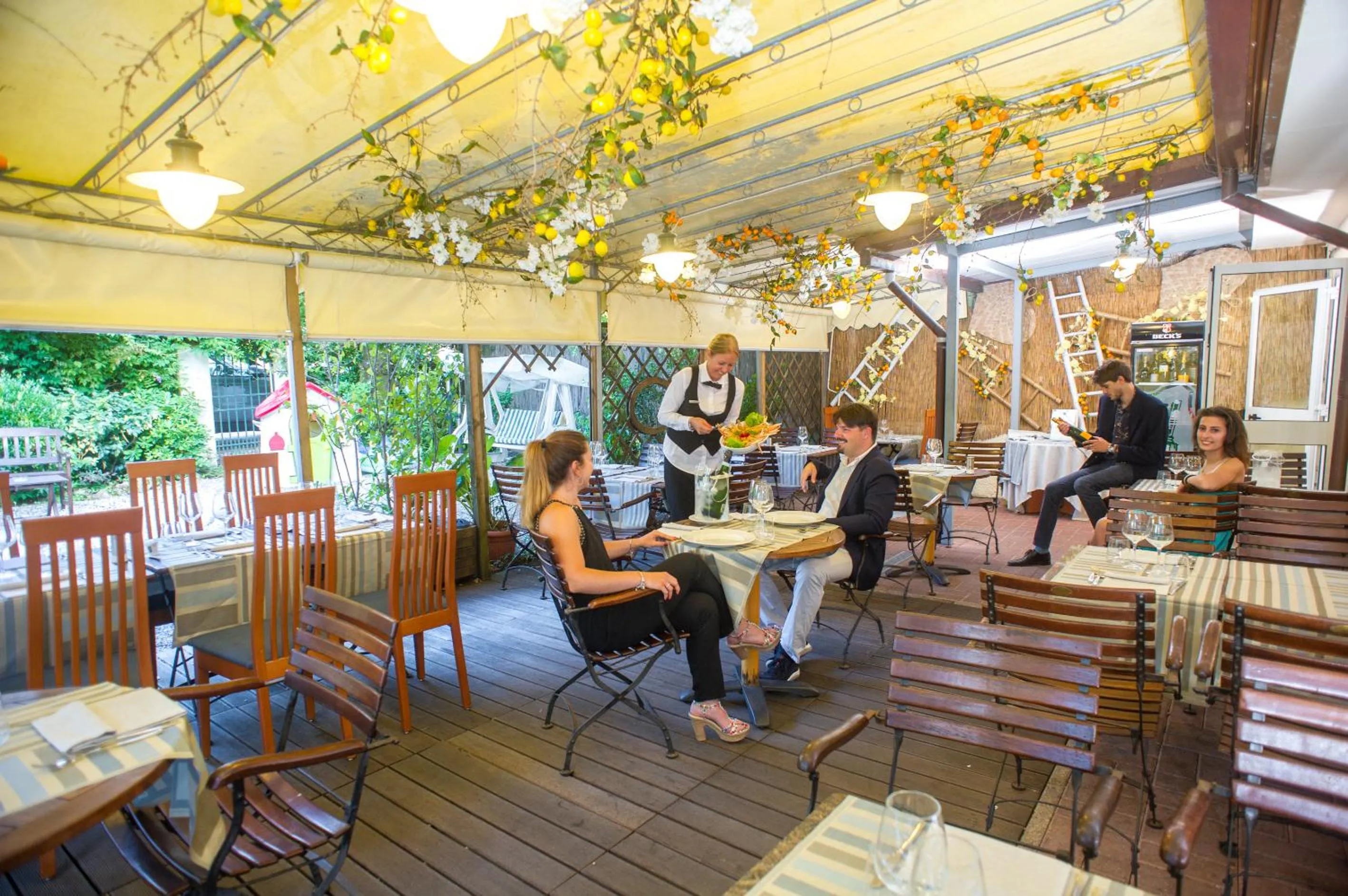 Restaurant/places to eat in Hotel La Pace