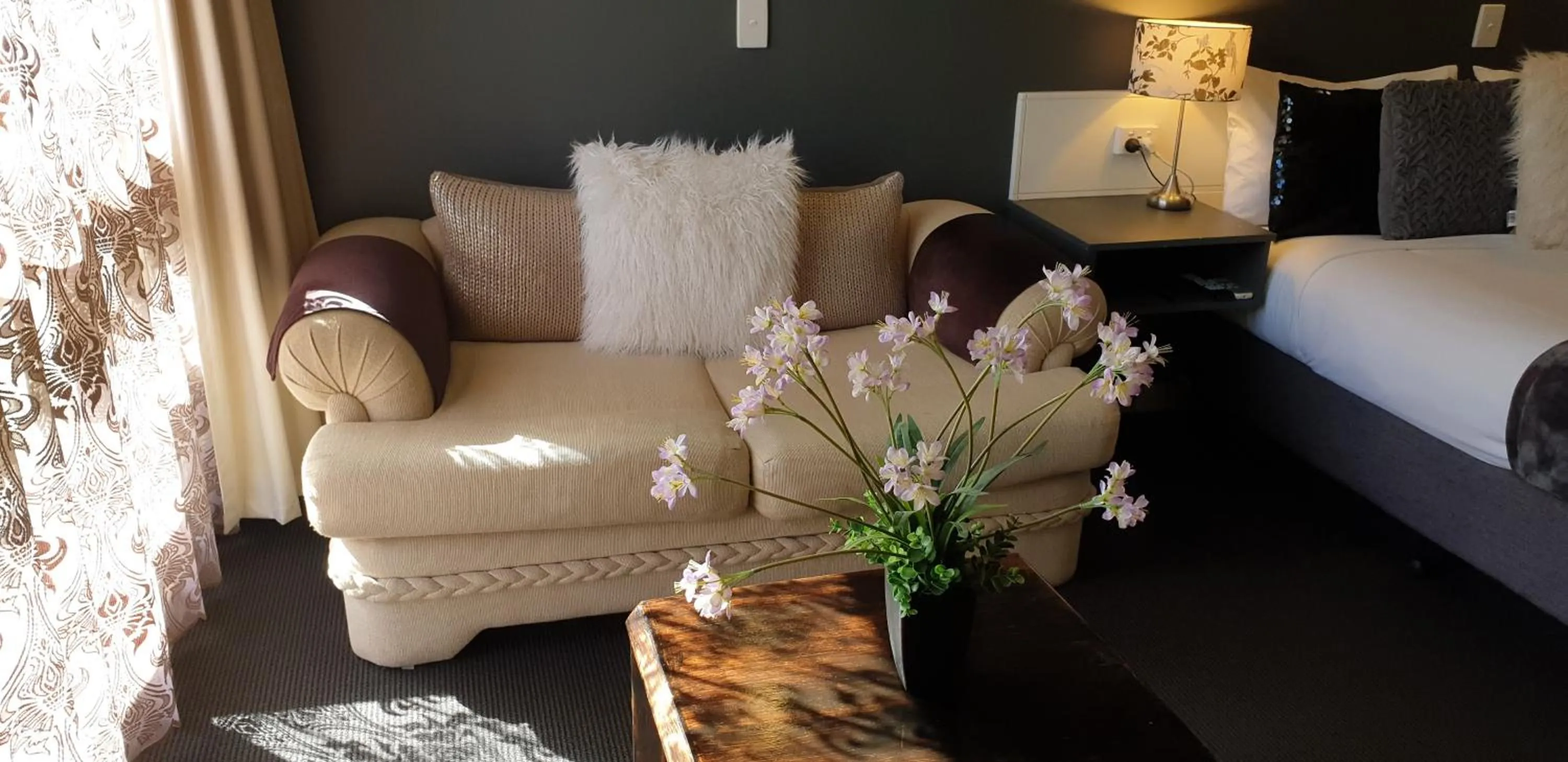 Seating area, Bed in Sandpipers @ Millicent