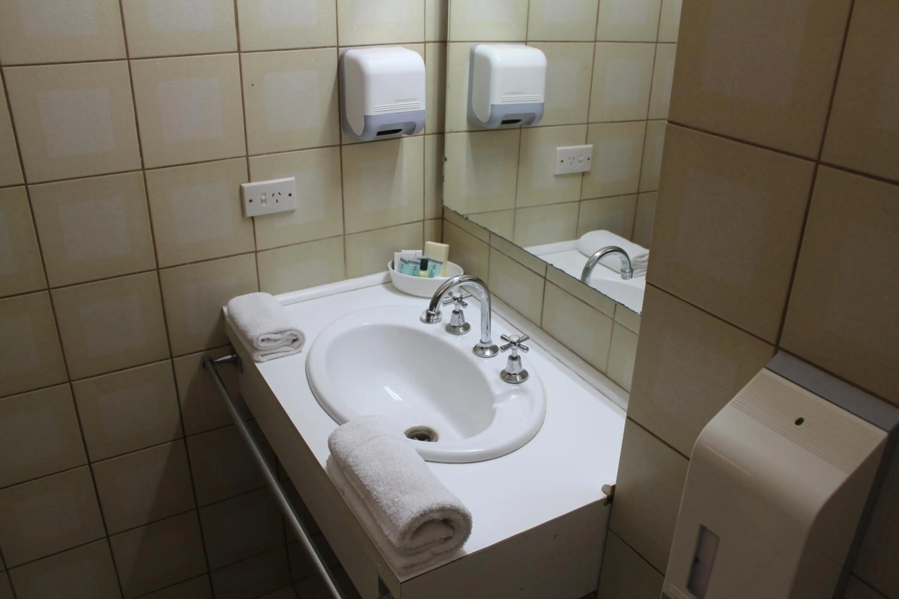 Bathroom in Sandpipers @ Millicent