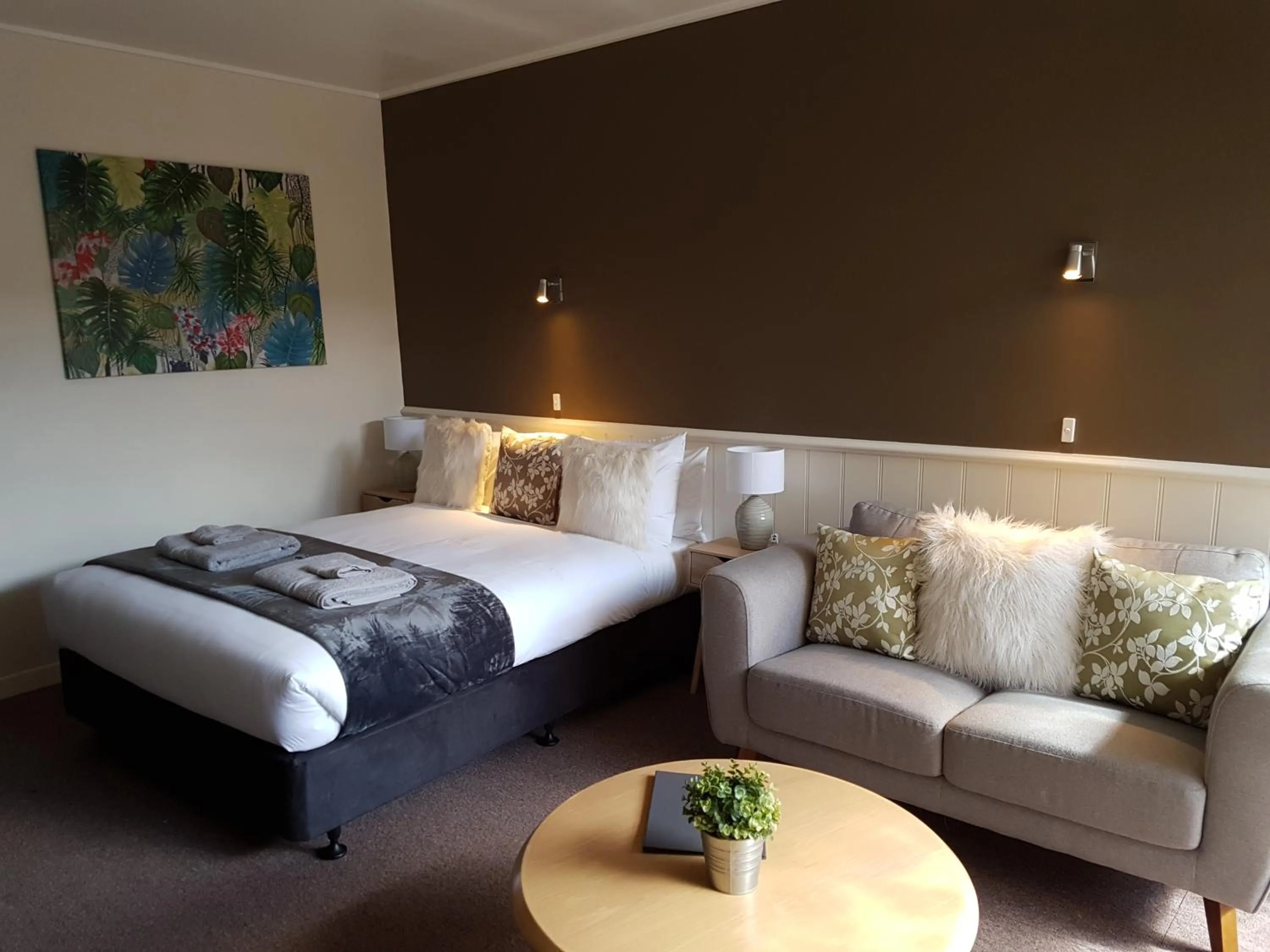 Photo of the whole room, Bed in Sandpipers @ Millicent