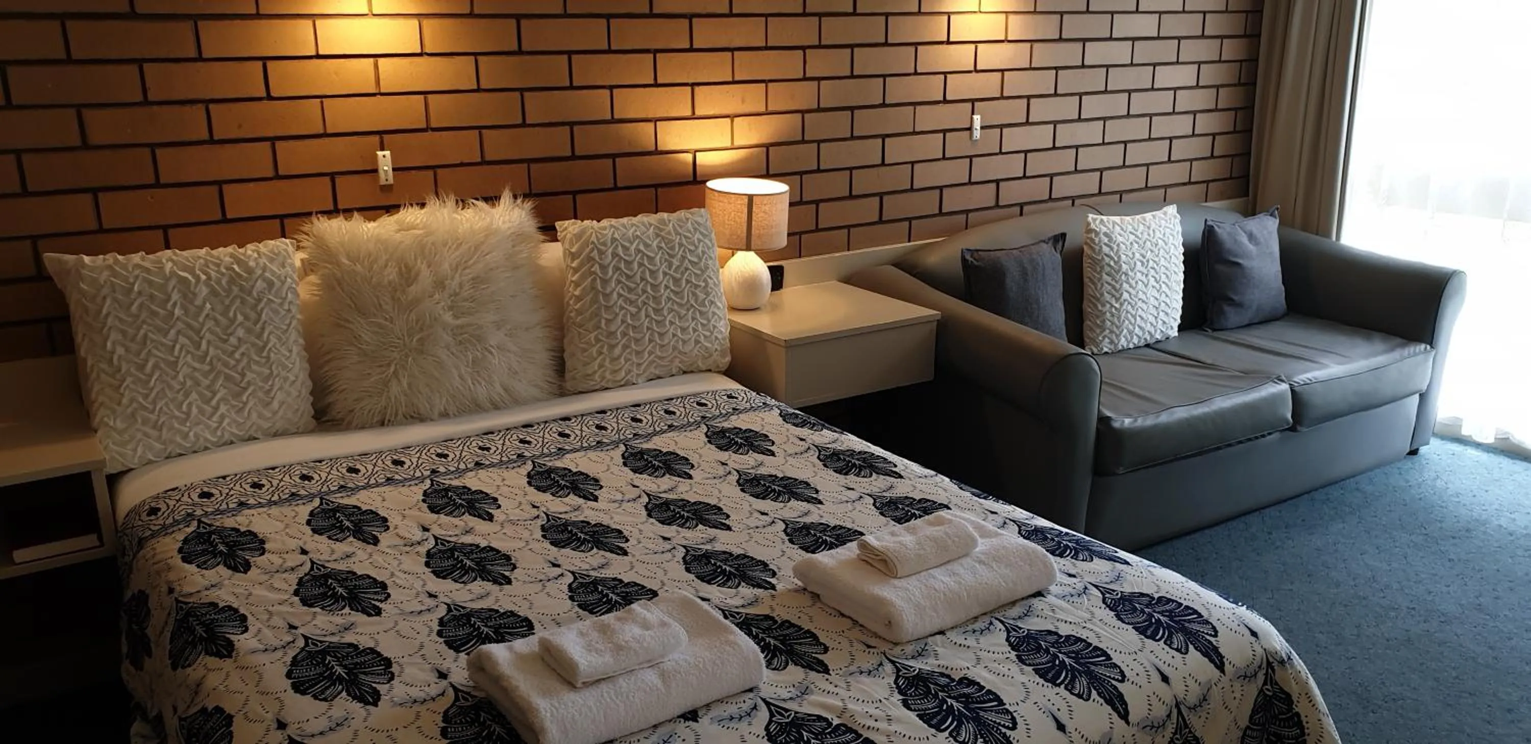 Photo of the whole room, Bed in Sandpipers @ Millicent