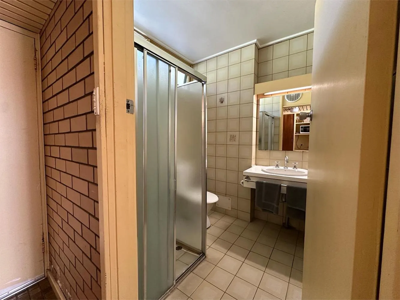 Shower in Sandpipers @ Millicent