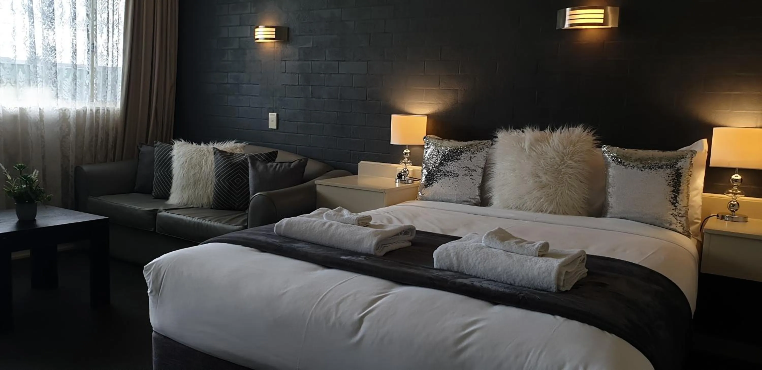 Photo of the whole room, Bed in Sandpipers @ Millicent