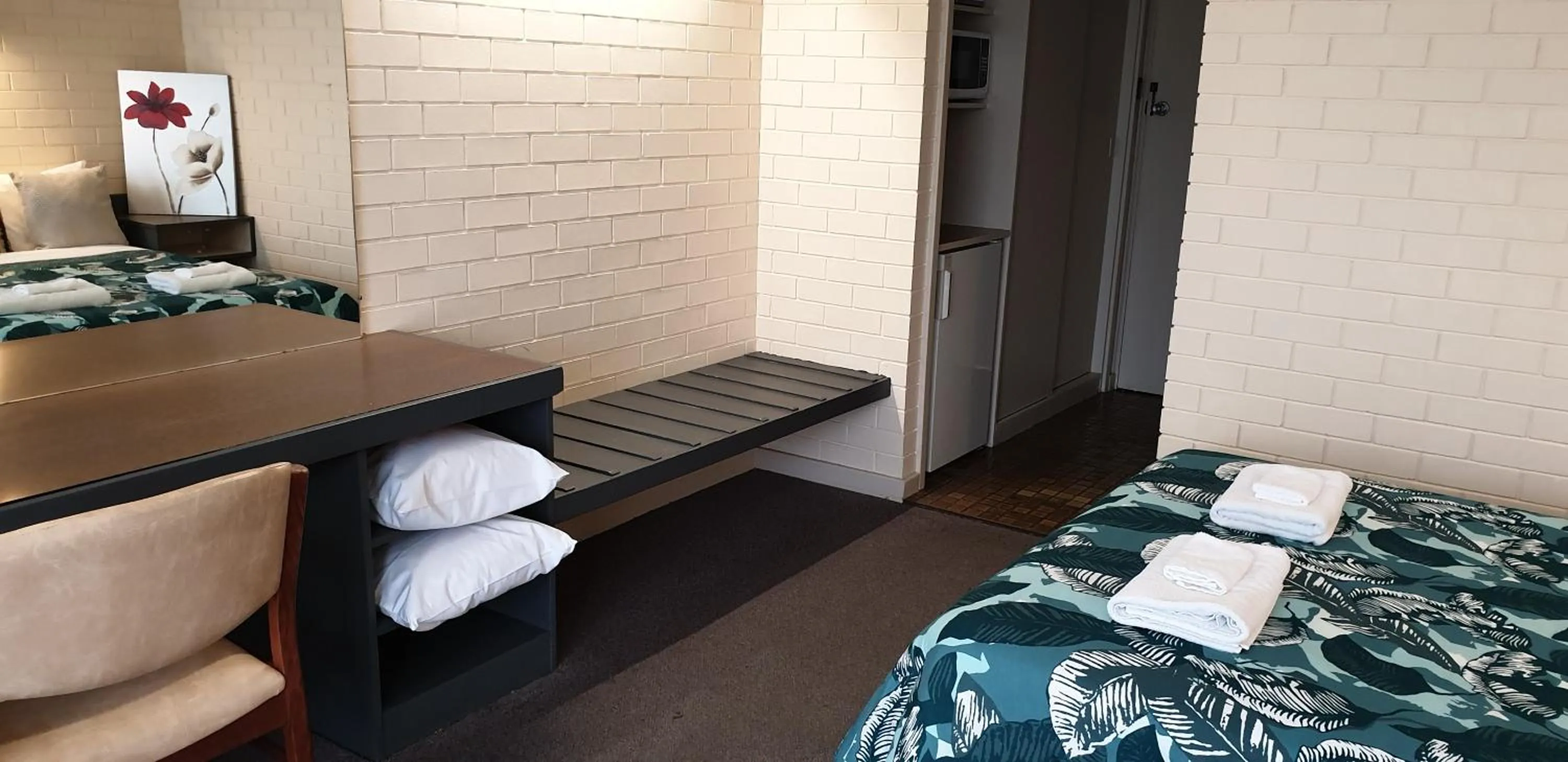 Photo of the whole room, Bed in Sandpipers @ Millicent