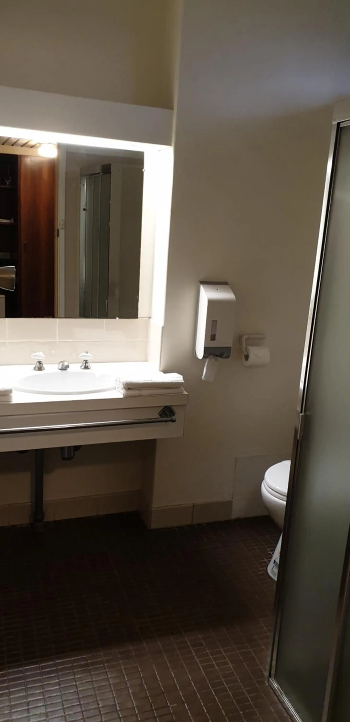 Bathroom in Sandpipers @ Millicent