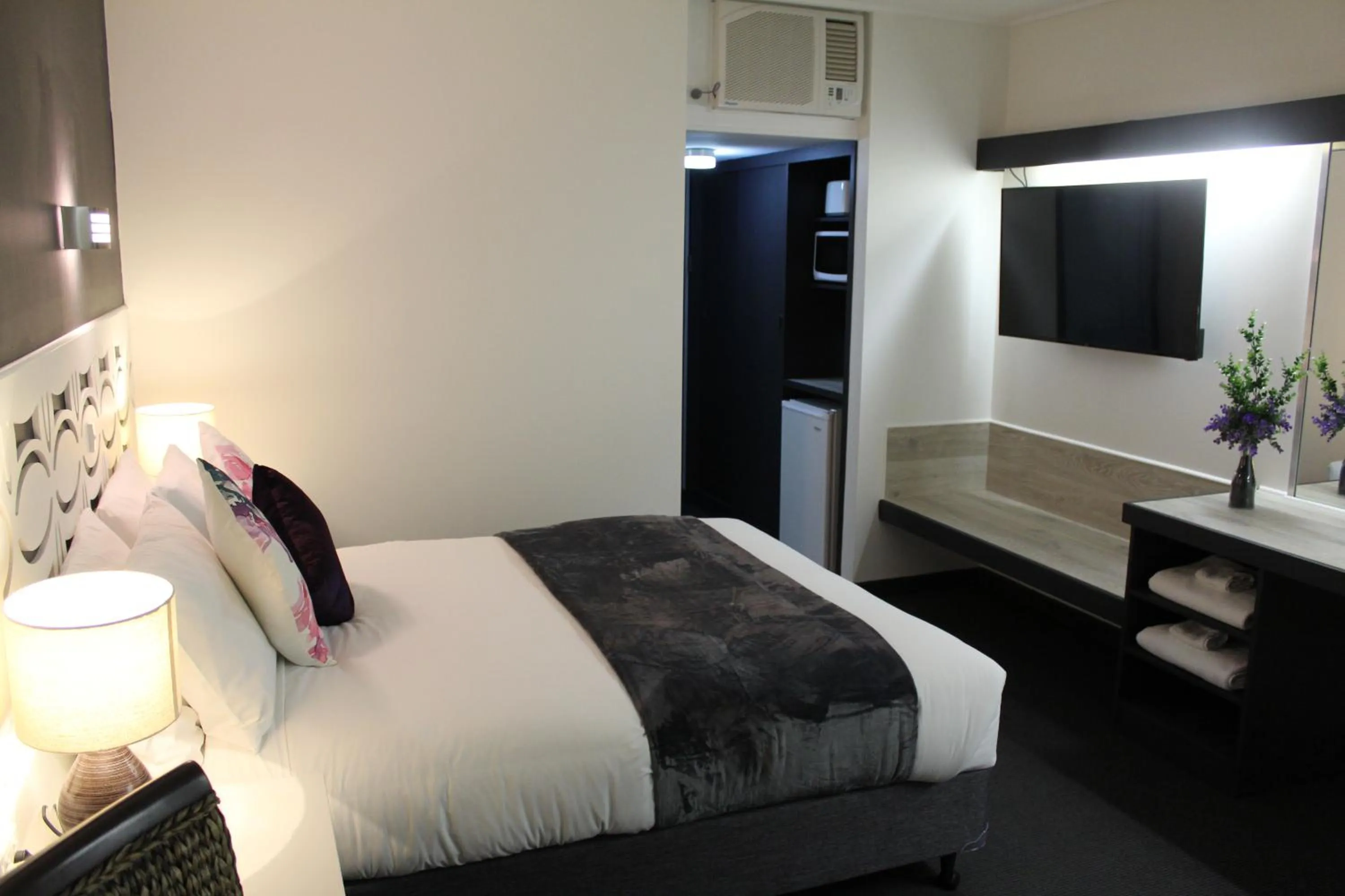 Photo of the whole room, Bed in Sandpipers @ Millicent