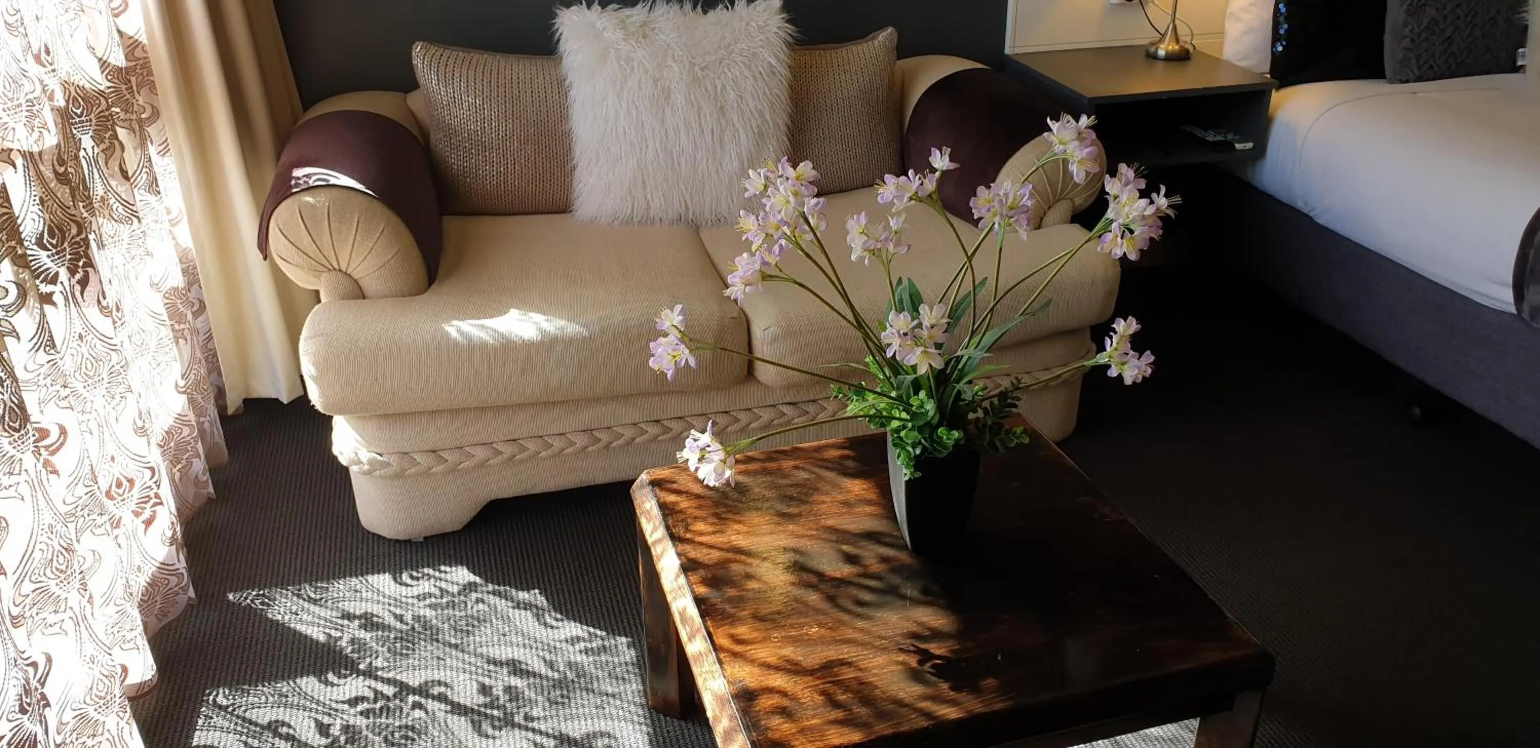 Seating area in Sandpipers @ Millicent