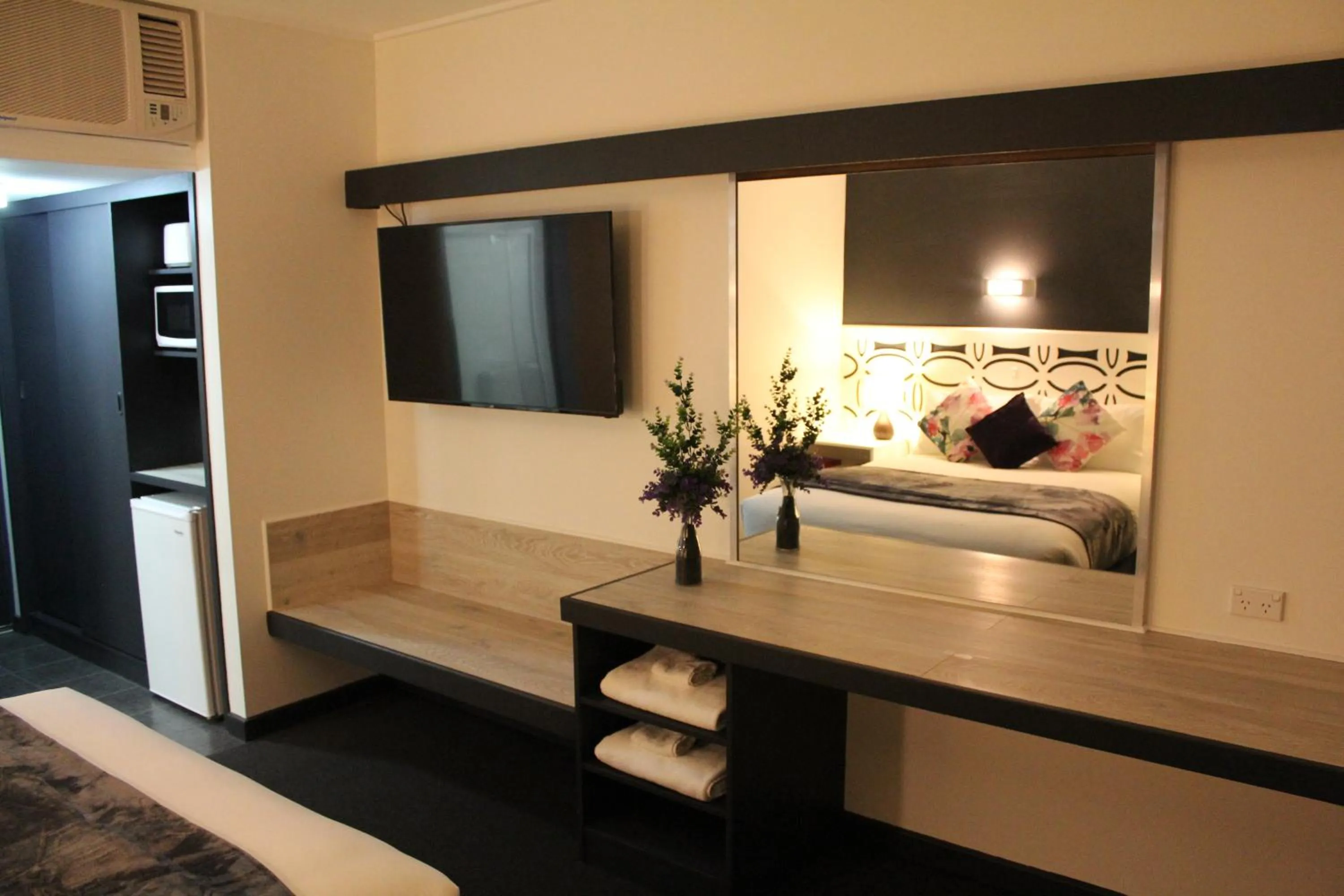 Photo of the whole room, Bed in Sandpipers @ Millicent