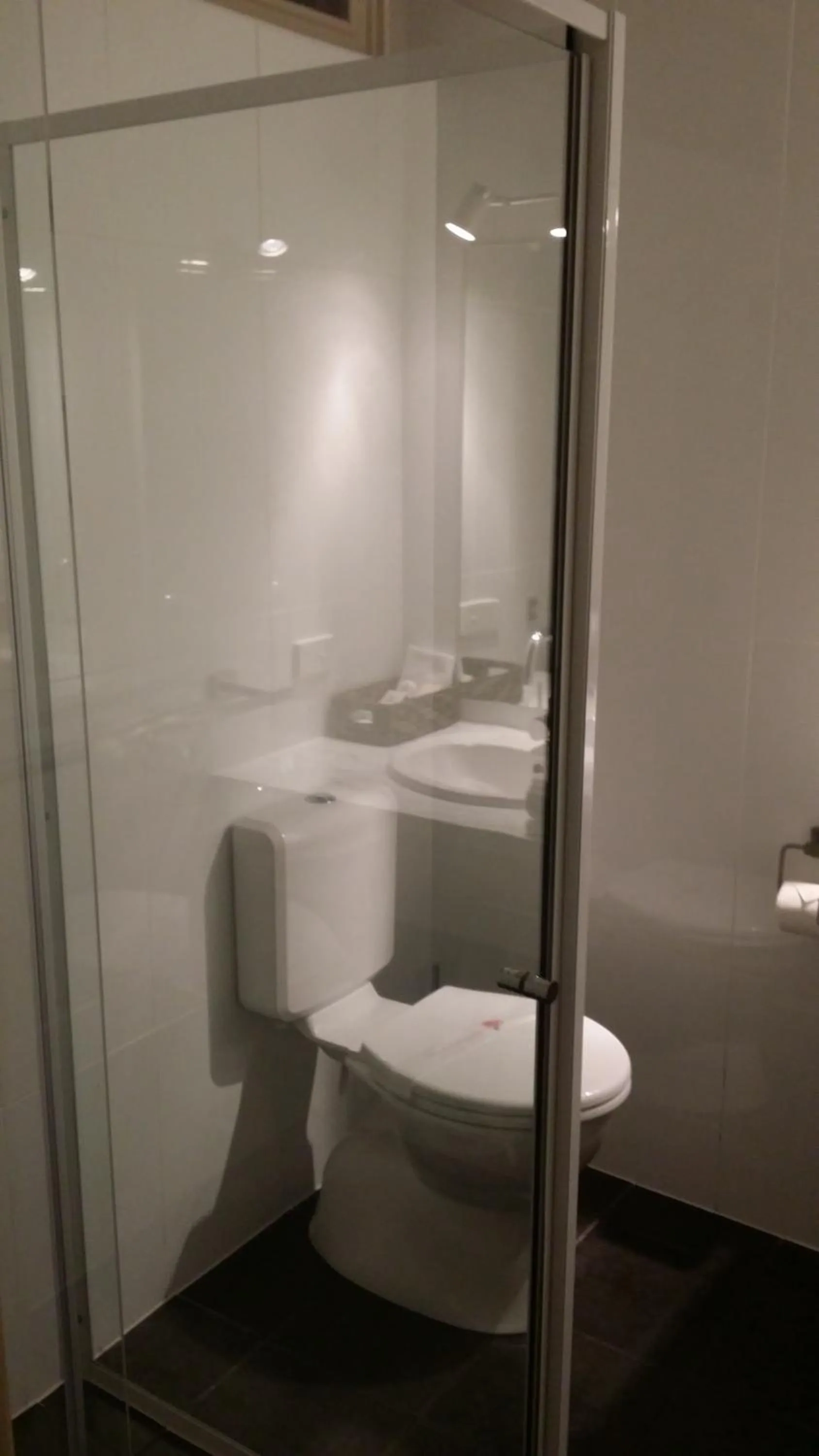 Bathroom in Sandpipers @ Millicent