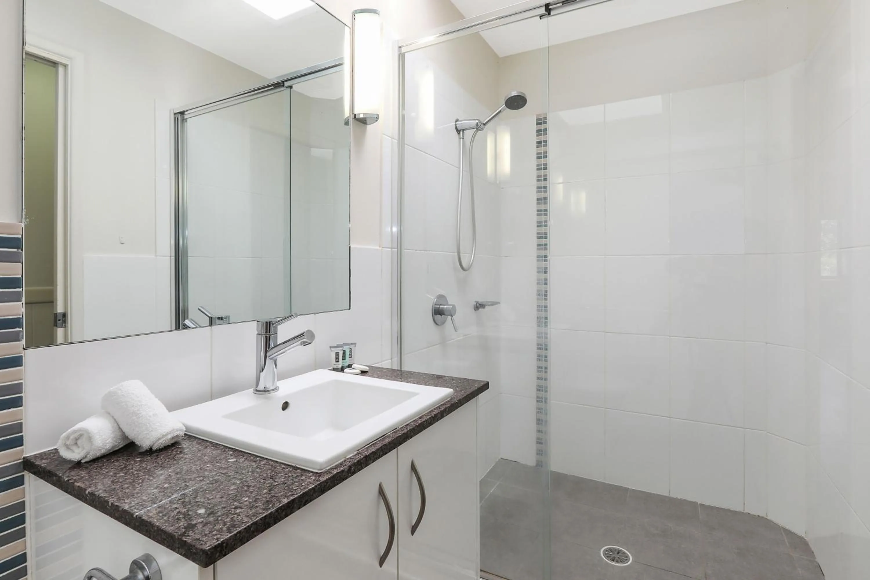 Bathroom in Reflections Byron Bay - Holiday Park