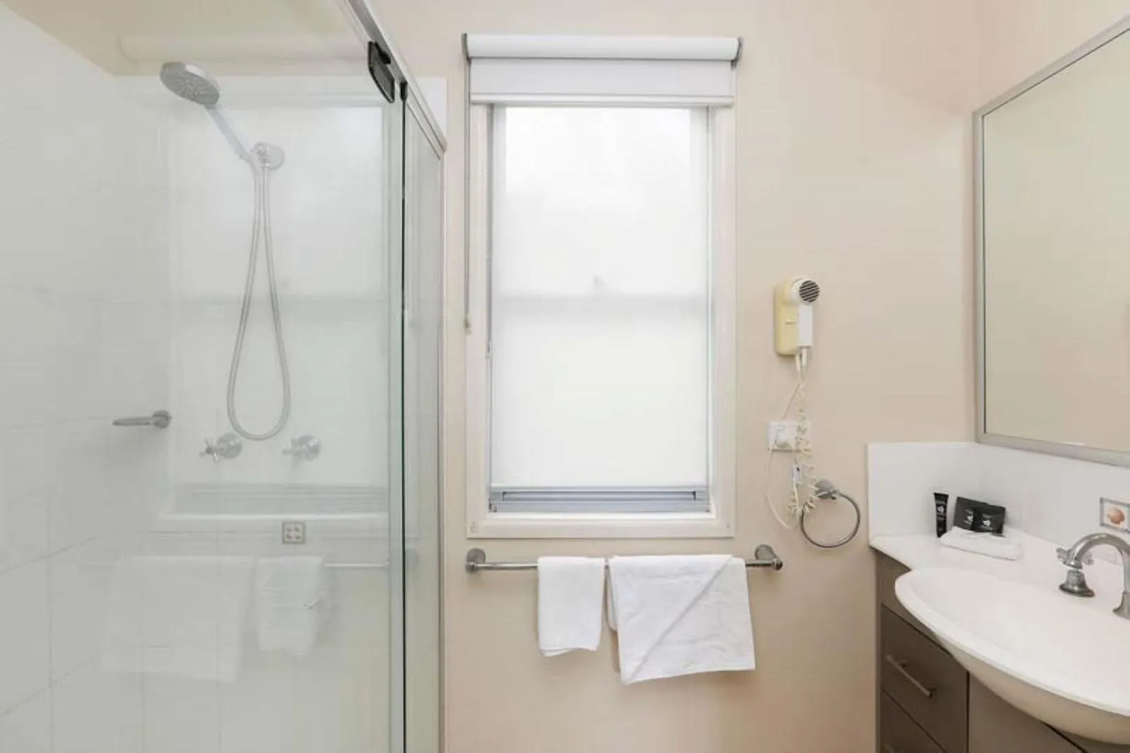 Shower in Reflections Shaws Bay - Holiday Park